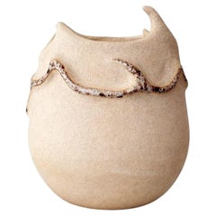 Vaso decorativo scultoreo in ceramica, realizzato a mano con finitura ruvida, di Maku Ceramic