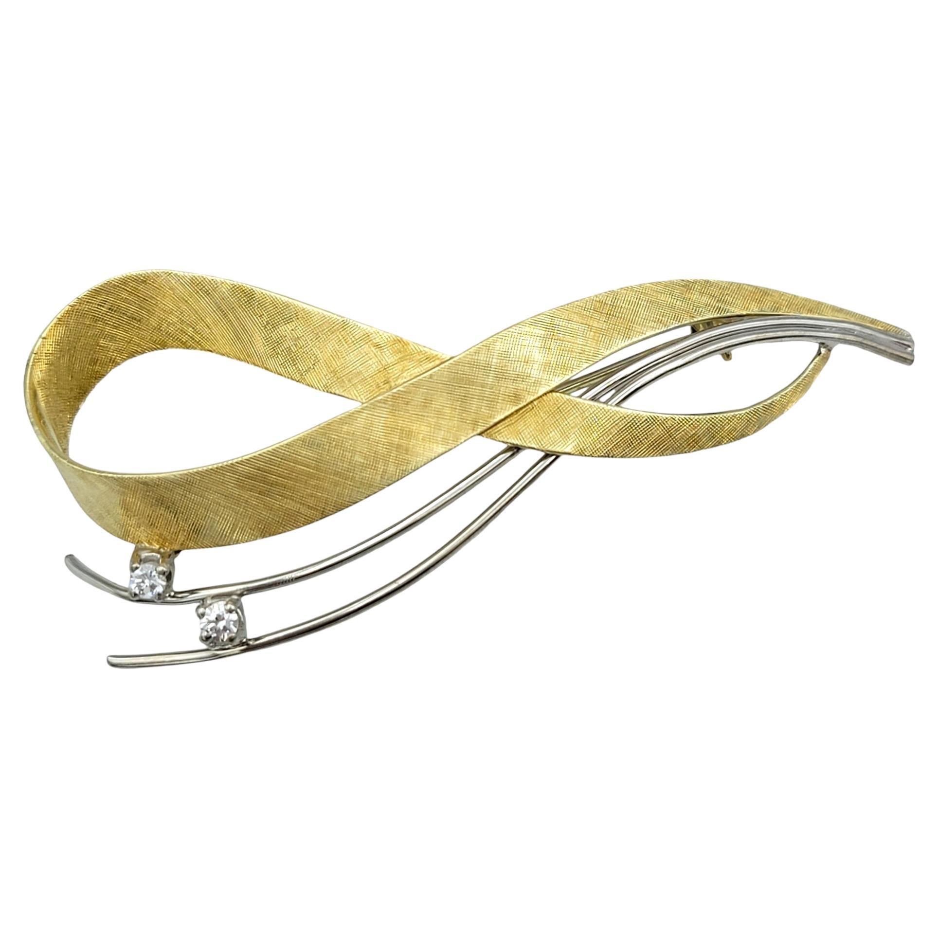 Broche Infinito Hecho a Mano con Diamantes en Oro Bicolor de 14 Kilates