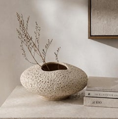 Piccolo vaso in ceramica con decorazione a mano che riproduce la superficie lunare, realizzato da Maku Ceramic