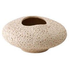Piccolo vaso in ceramica con decorazione a mano che riproduce la superficie lunare, realizzato da Maku Ceramic