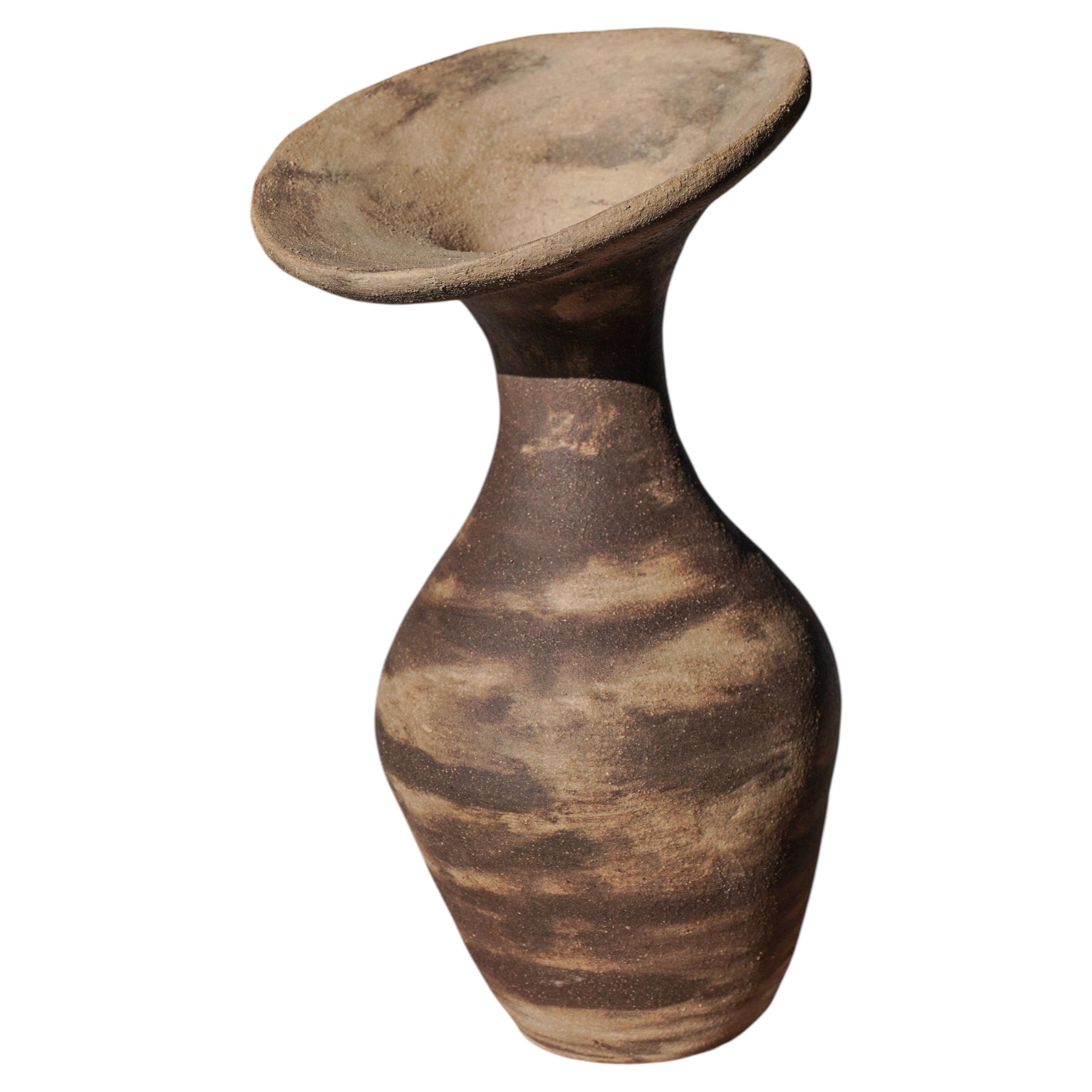 Vaso in ceramica moderno in stile scandinavo con finitura ruvida, realizzato a mano da Maku Ceramic