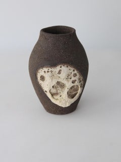 Jarrón mediano de gres texturizado hecho a mano por Maku Ceramic