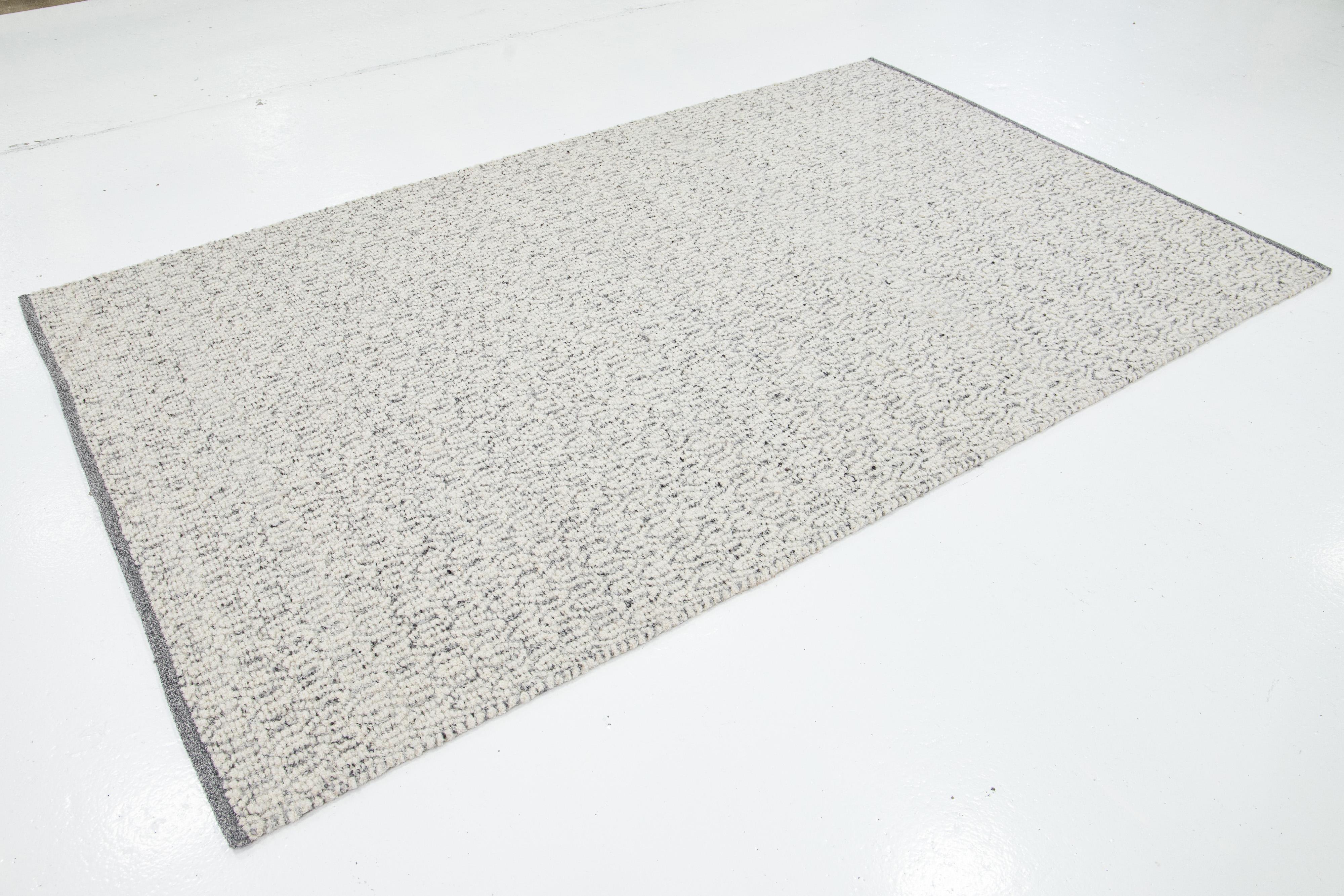 Tappeto in lana strutturata fatto a mano nei colori grigio e avorio di Apadana in vendita 2