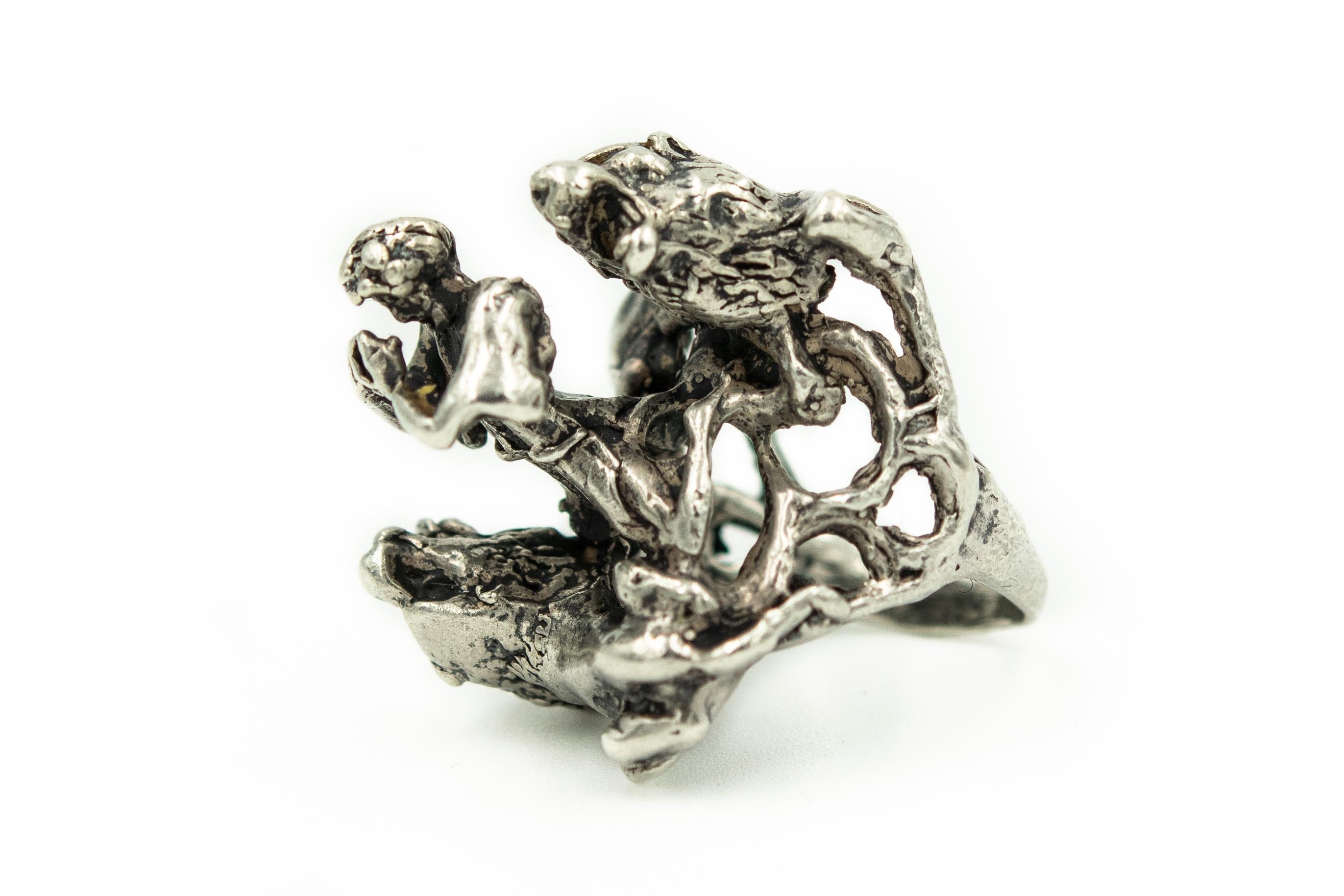 This 3D sterling silver ring depicts Jonah praying between 2 lions.   This ring belonged to a Rabbi's wife. 
It is a US size size 5.

According to Wikipedia - History of the tribe of Judah and the Lion
The Lion of Judah (Hebrew: אריה יהודה‎ Aryeh