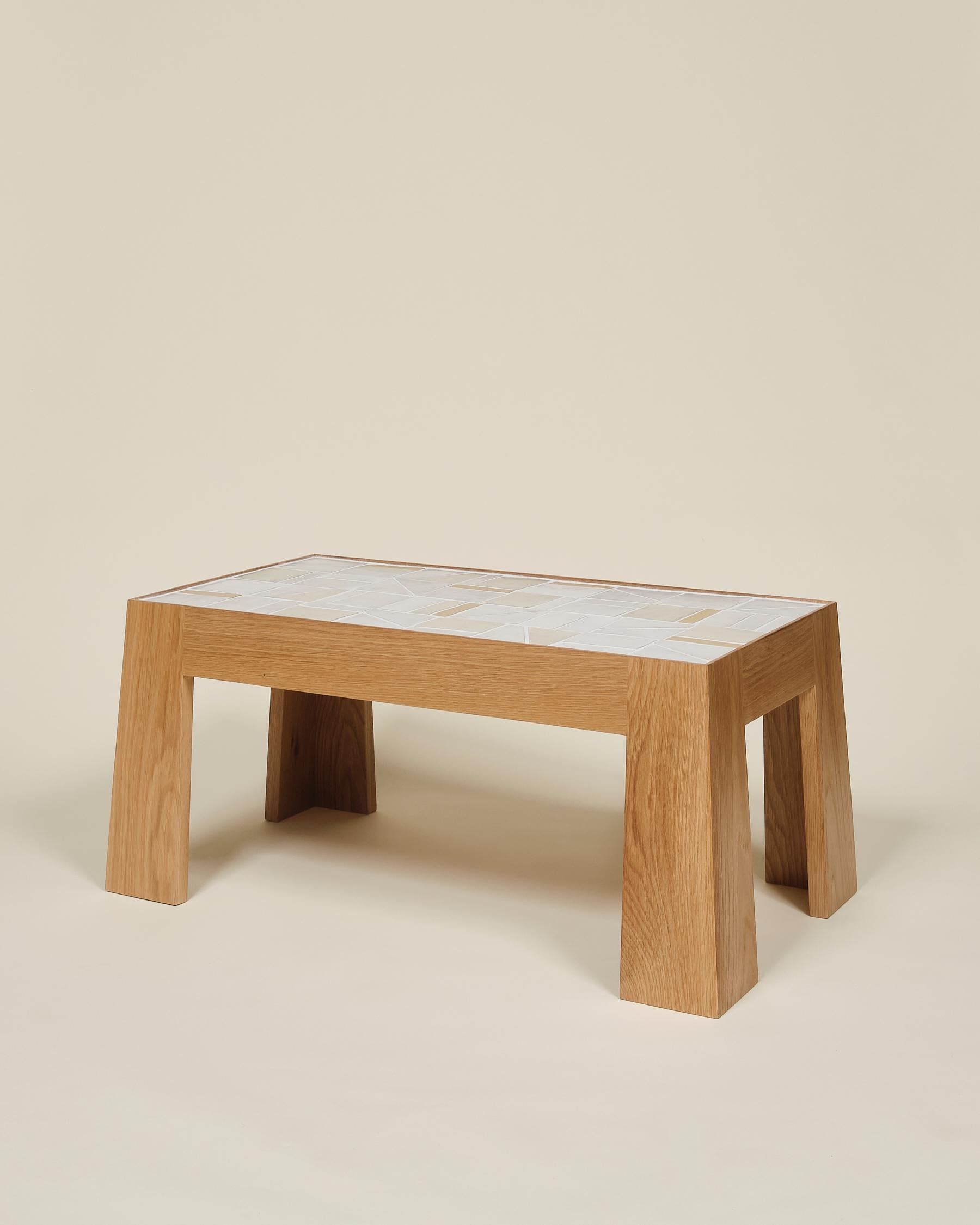 Moderne Table basse Lith à plateau en carreaux faite à la main par Lynnea Jean, en stock en vente