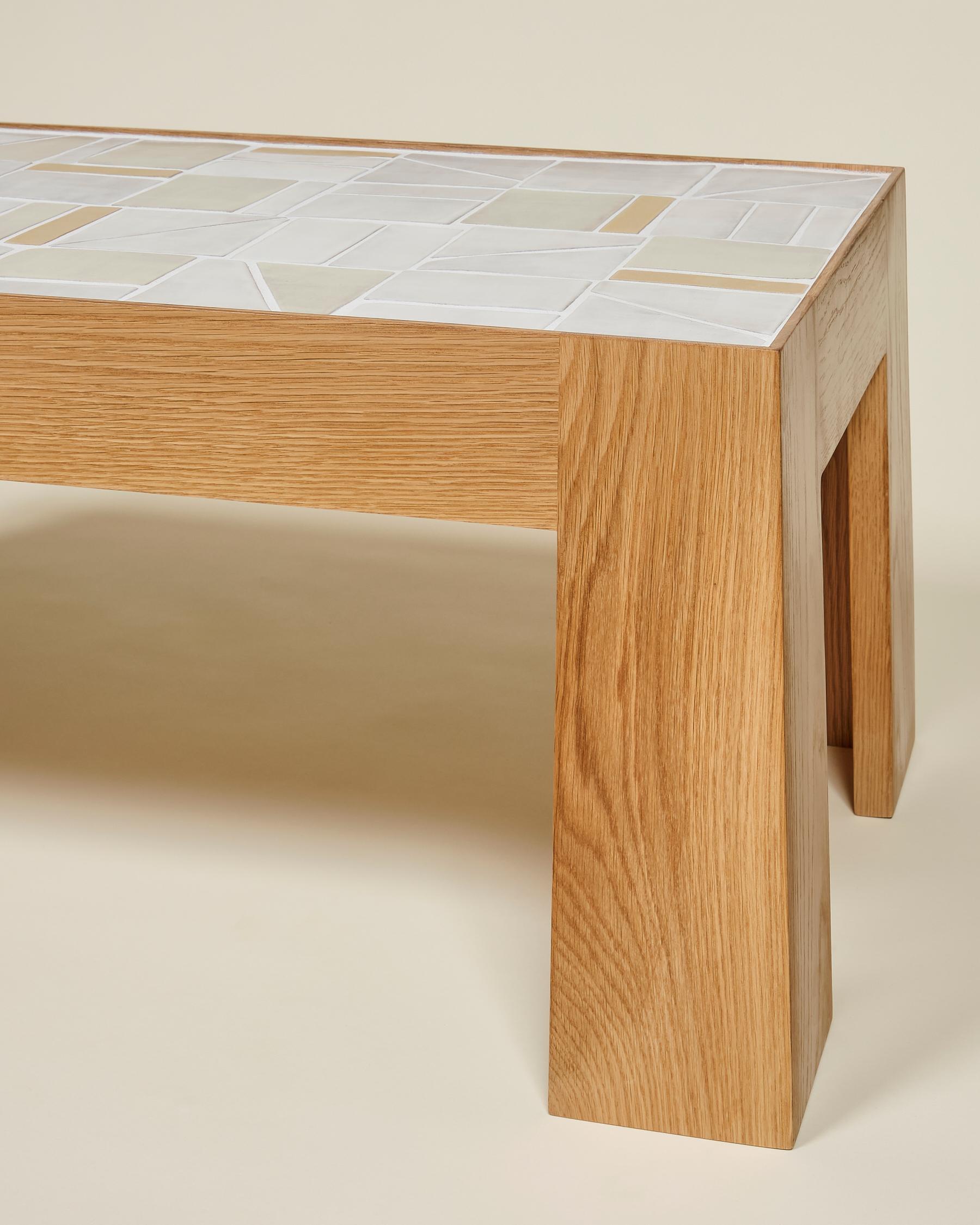 Vernissé Table basse Lith à plateau en carreaux faite à la main par Lynnea Jean, en stock en vente