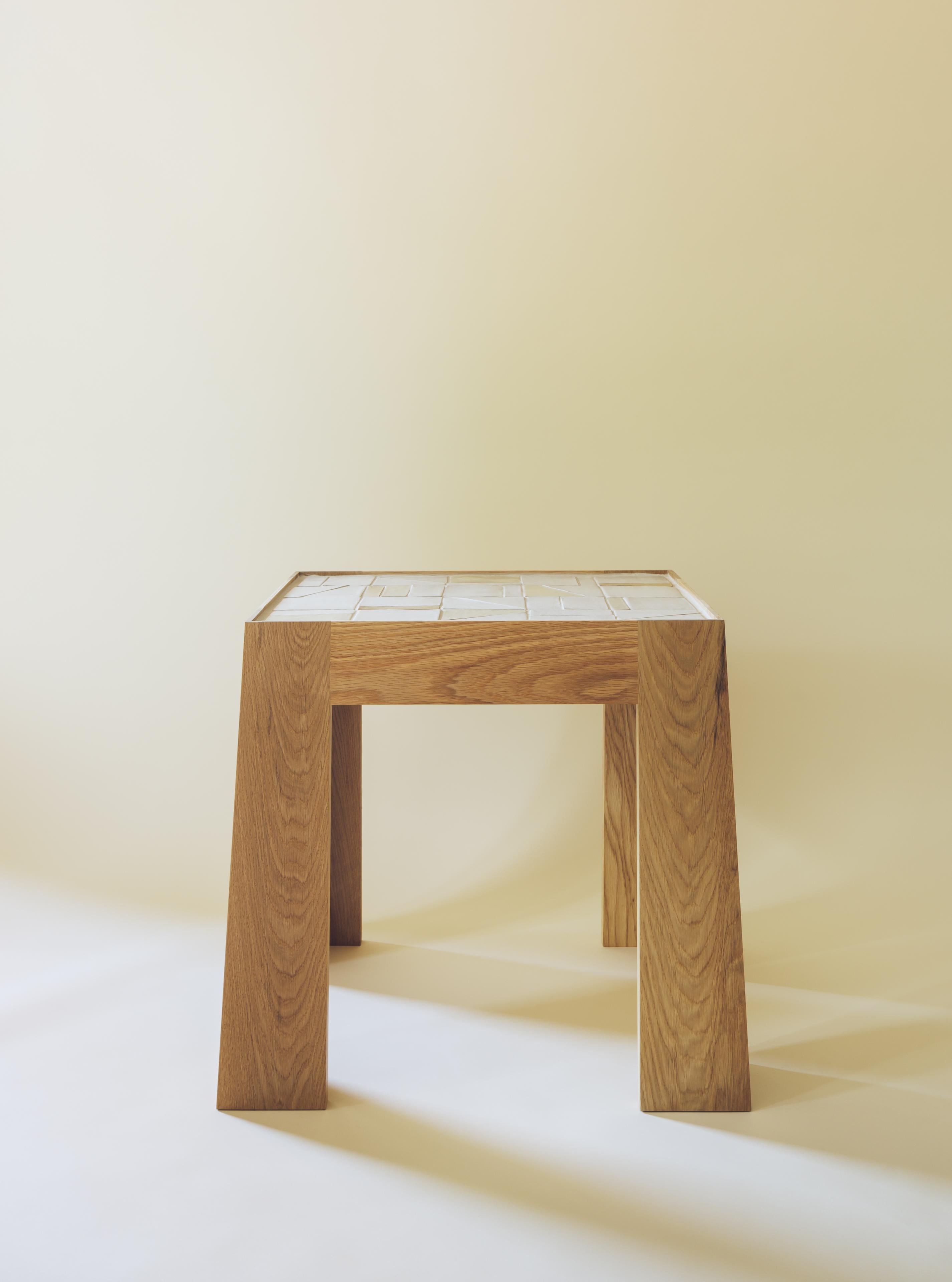 Moderno Tavolino Lith con piano in piastrelle fatto a mano di Lynnea Jean, in stock in vendita