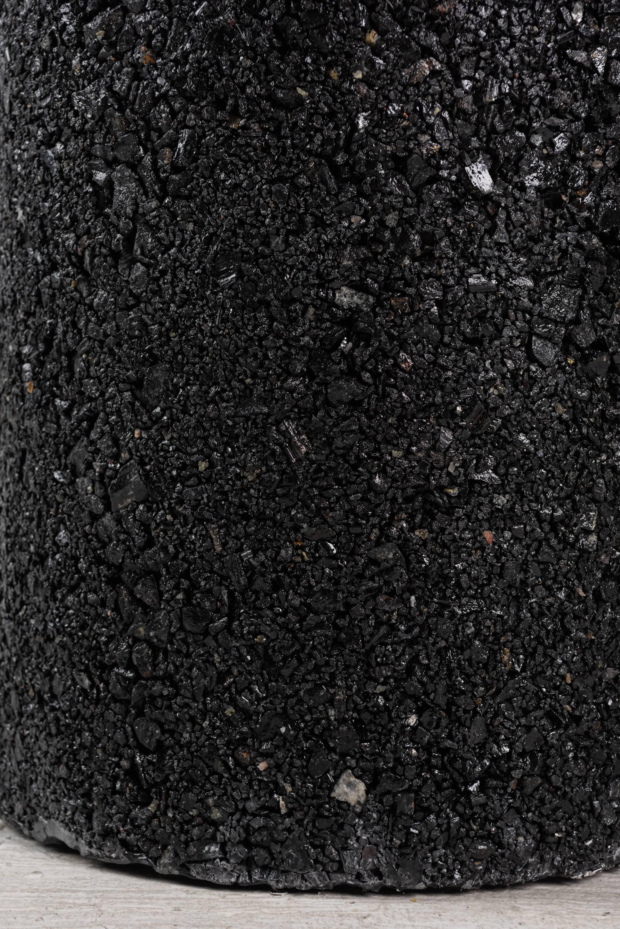 Tambor alto de turmalina y yeso negro hecho a mano, mesa auxiliar de Samuel Amoia en venta 4