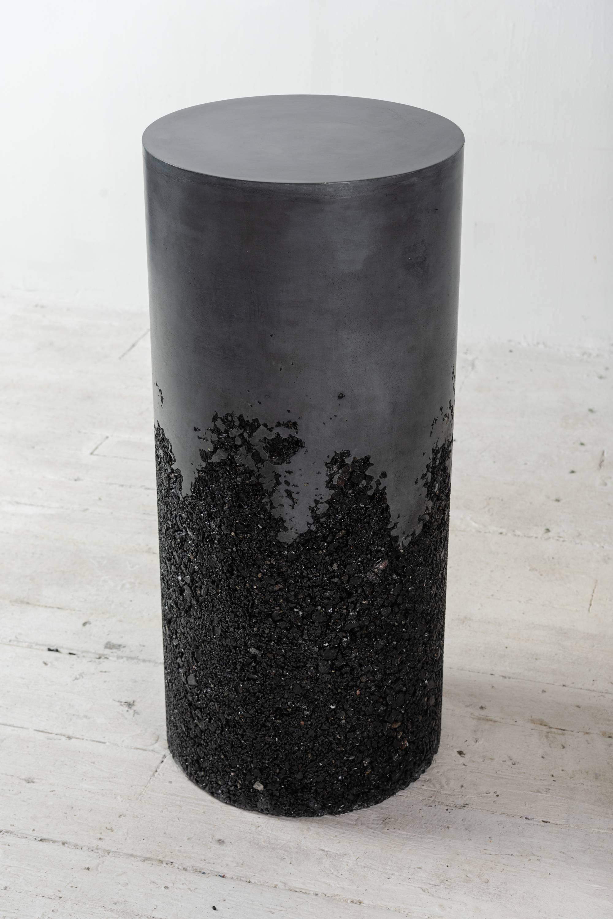 Handgefertigte hohe Trommel aus Turmalin und schwarzem Gips, Beistelltisch von Samuel Amoia (21. Jahrhundert und zeitgenössisch) im Angebot