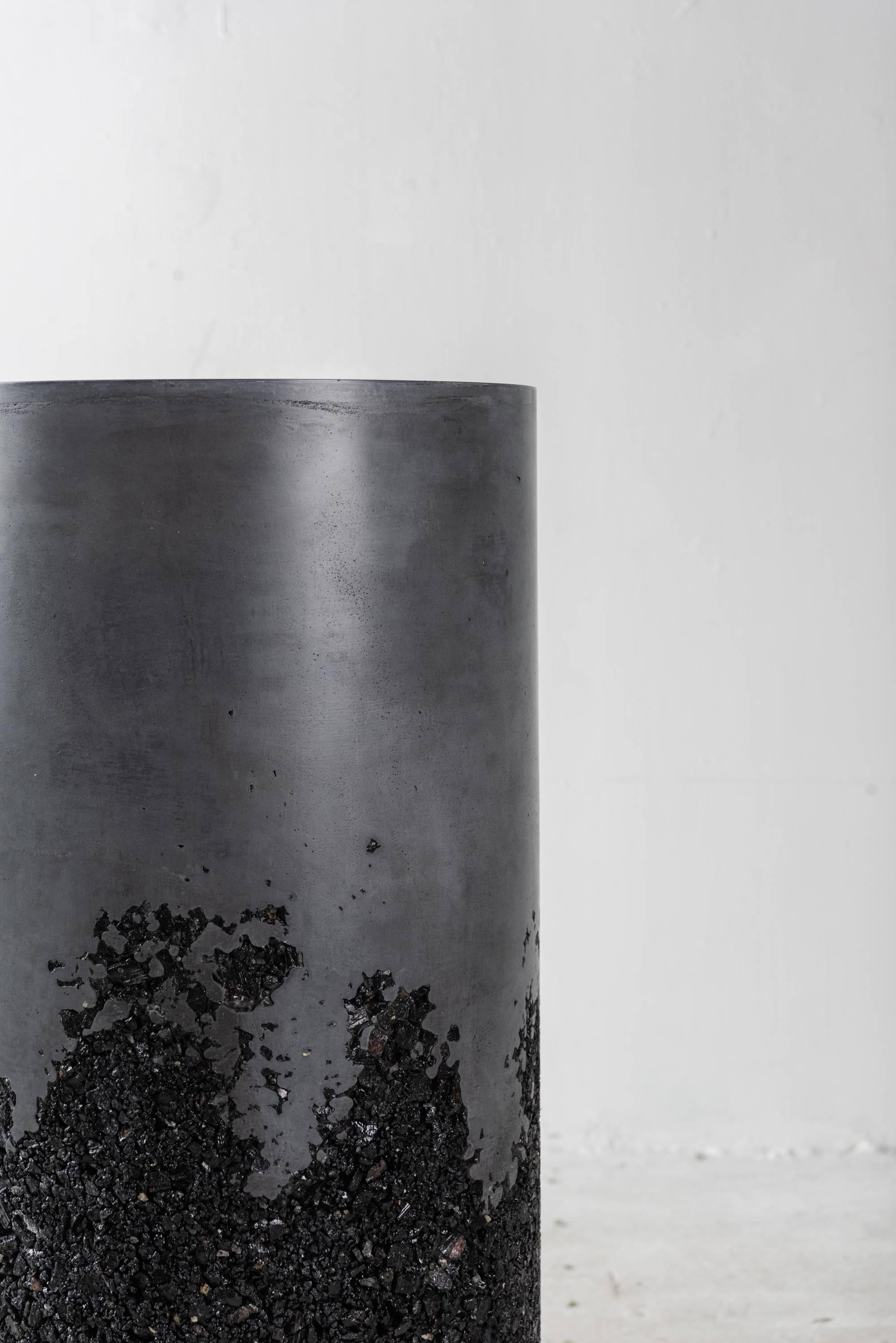 Tambor alto de turmalina y yeso negro hecho a mano, mesa auxiliar de Samuel Amoia en venta 1