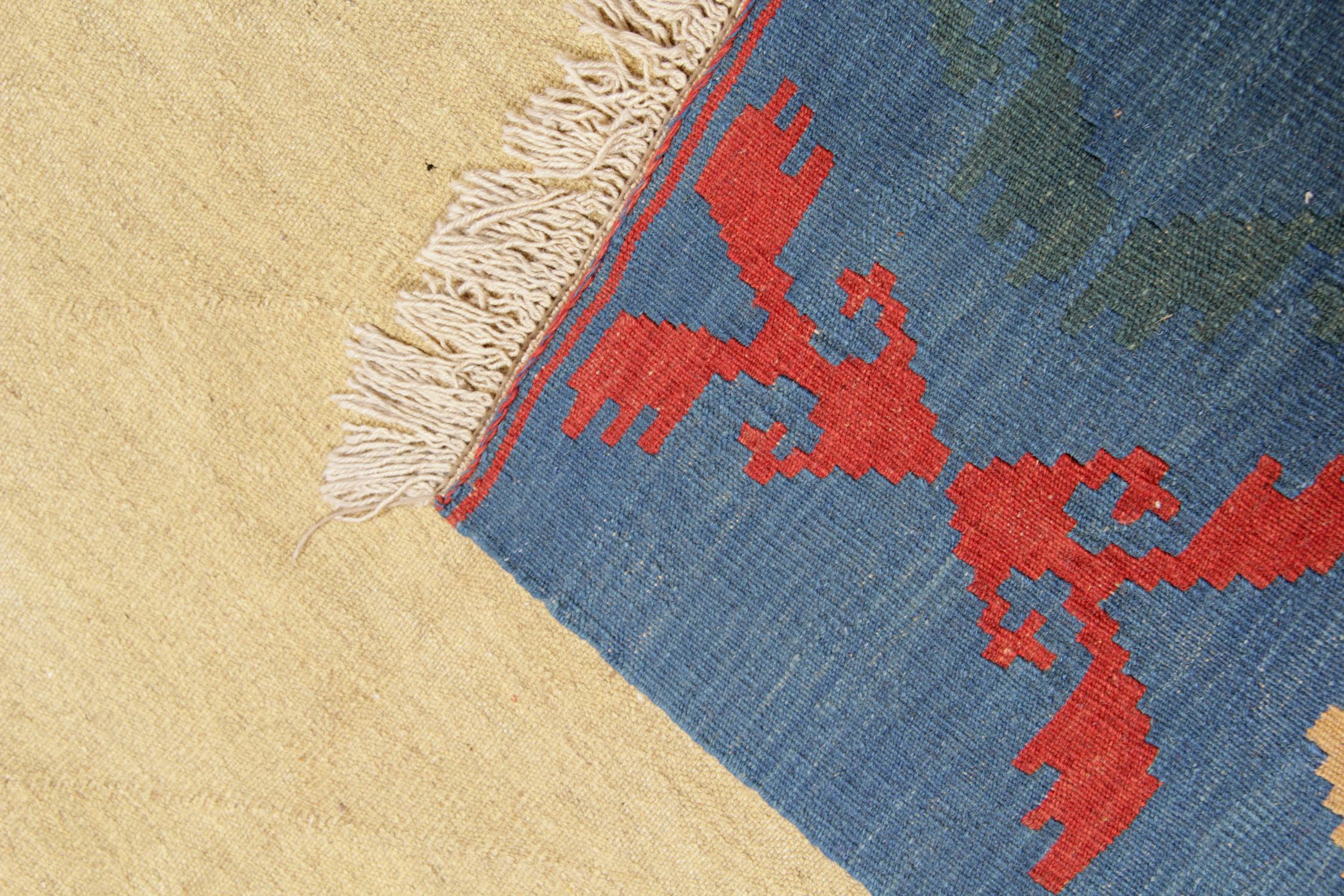 Tapis traditionnel afghan moderne Kilim en laine crème et bleu, fabriqué à la main Excellent état - En vente à Hampshire, GB