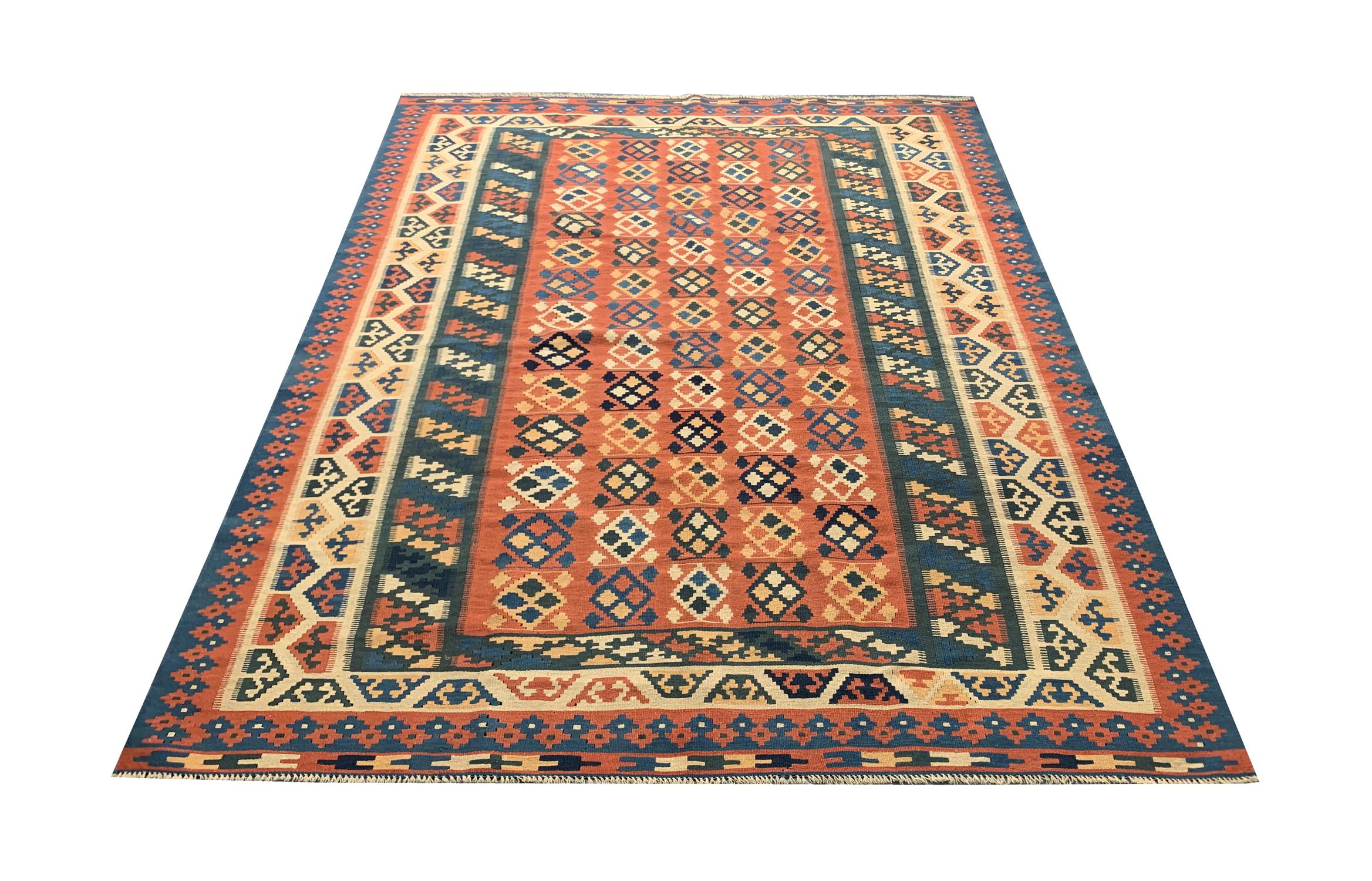 Dieser alte kaukasische Kilim-Teppich zeichnet sich durch ein fantastisches geometrisches Muster aus, das mit einer leuchtenden Farbpalette aus Rostorange, Cremeblau und Gelb gewebt wurde. Harmonisch gewebt in einem symmetrischen Muster. Hergestellt