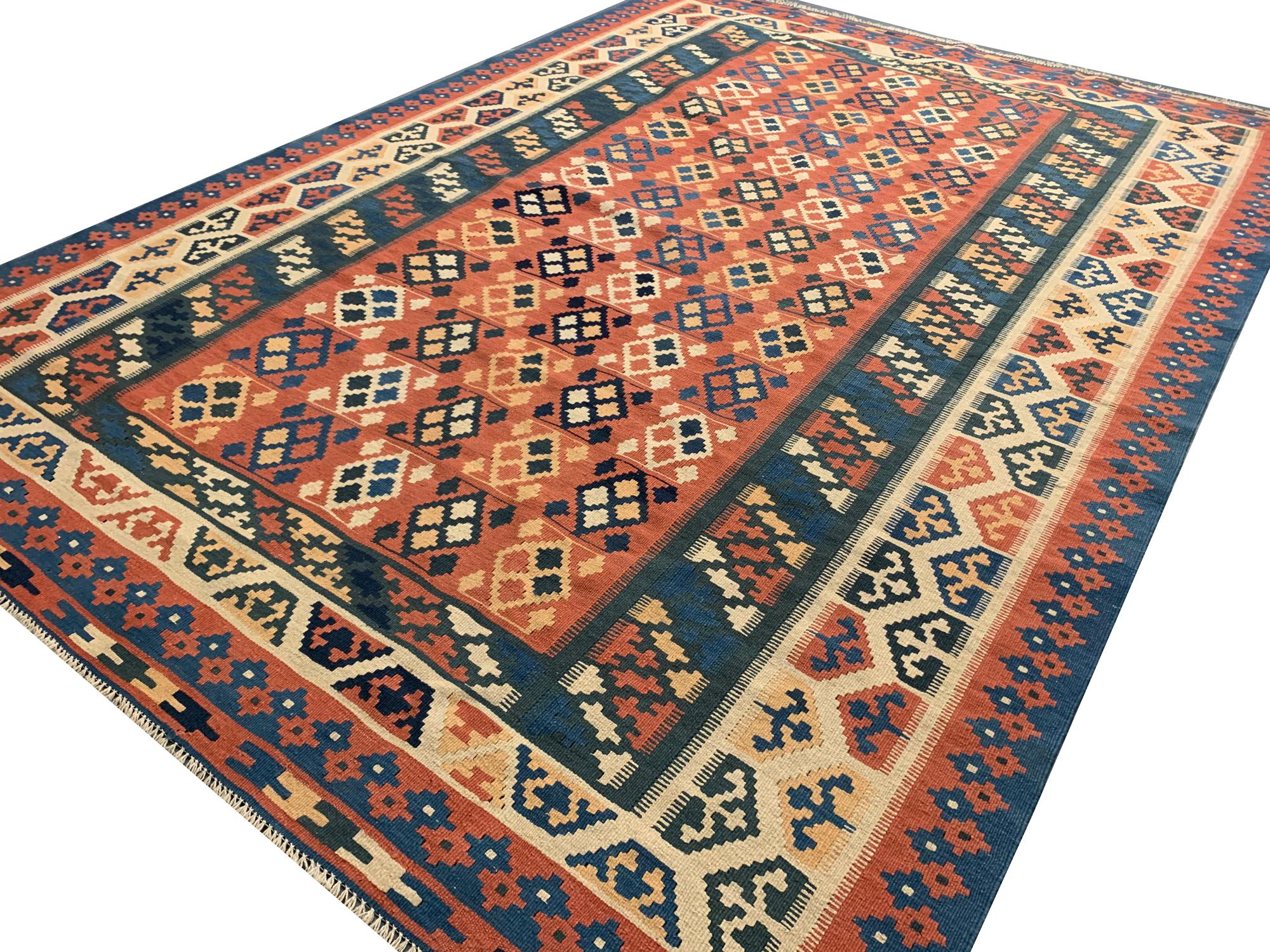 Traditioneller handgefertigter kaukasischer Kelim-Teppich im Vintage-Stil (Stammeskunst) im Angebot
