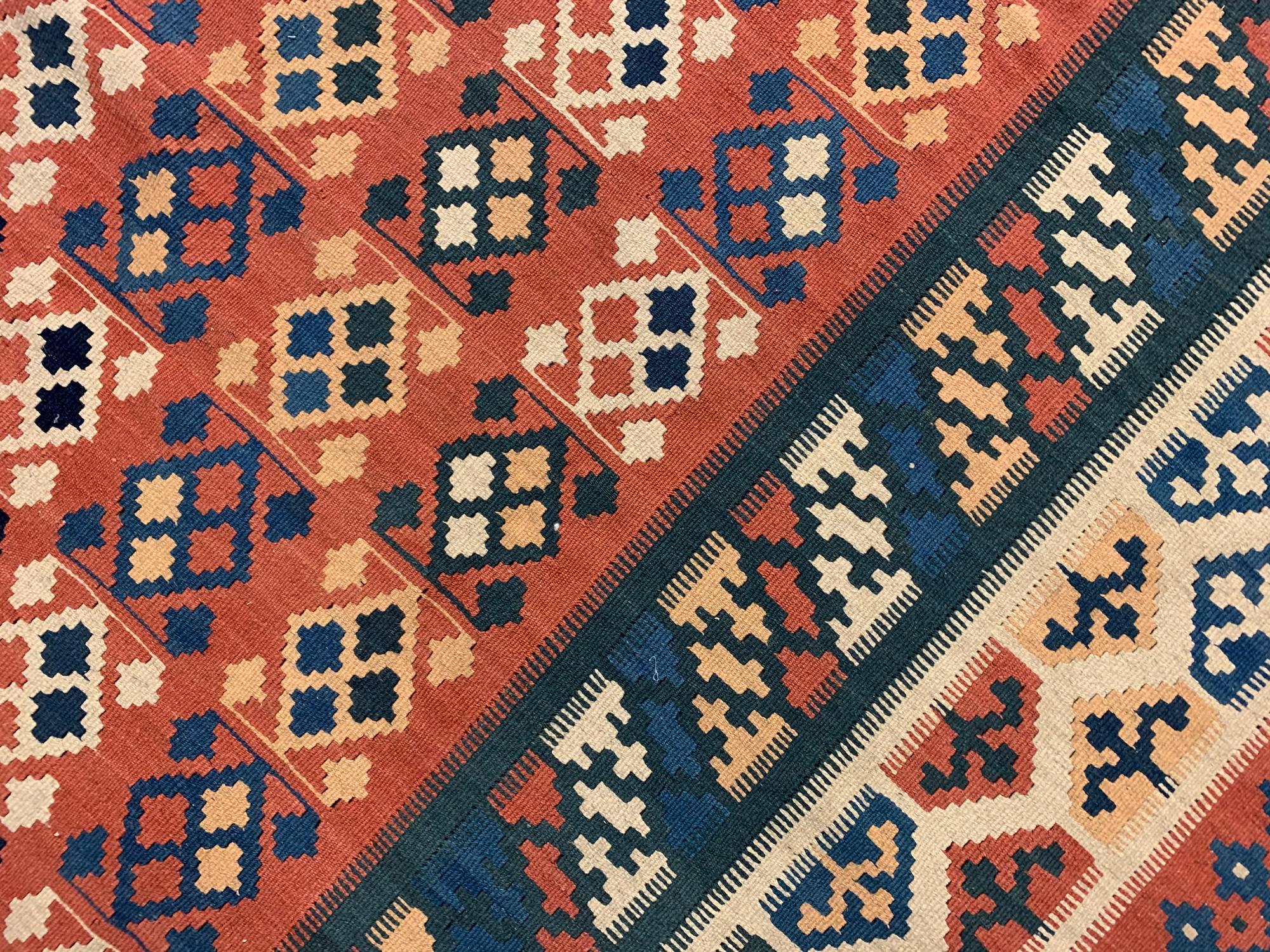 Handmade Traditional Vintage Caucasian Kilim Rug In Excellent Condition For Sale In Hampshire, GB