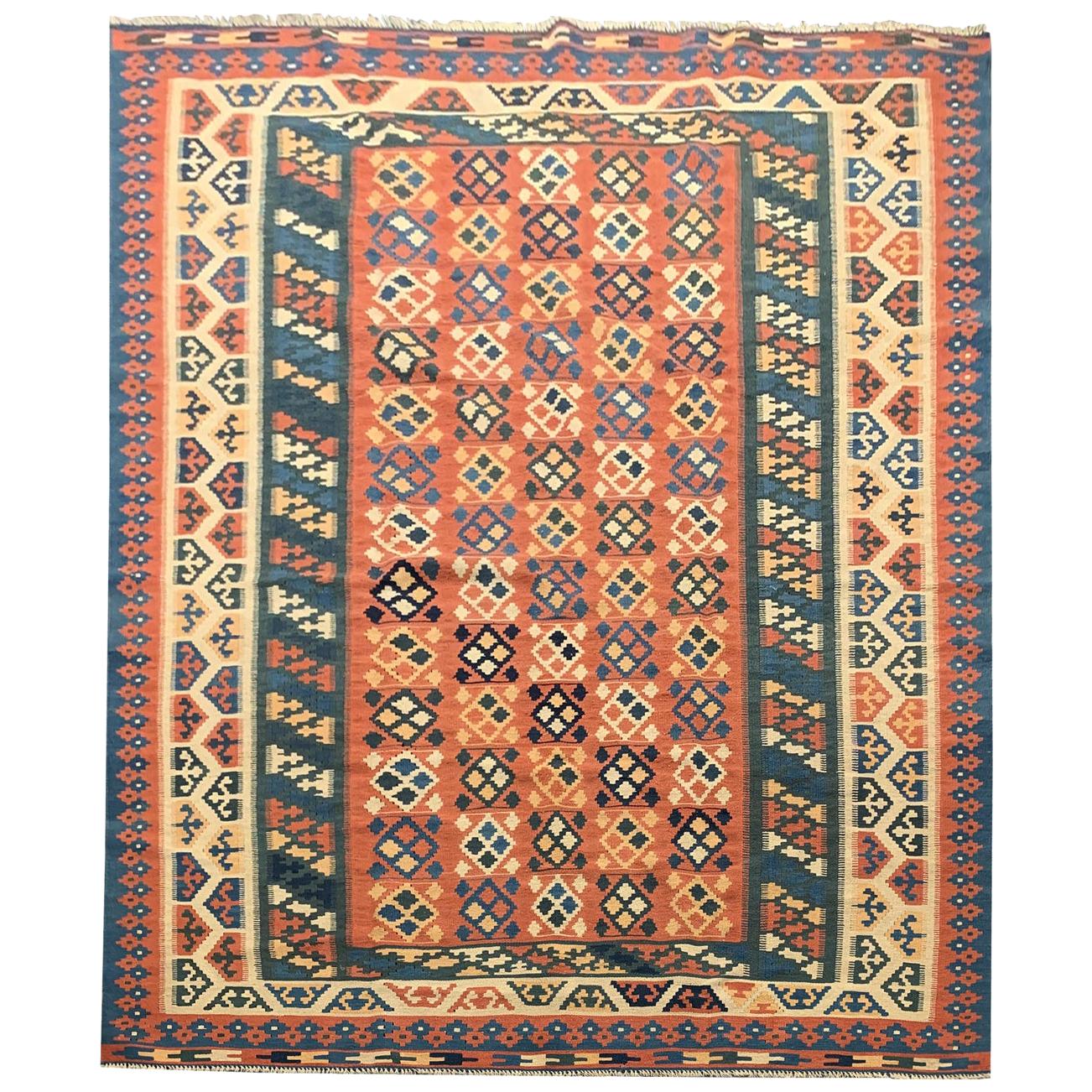 Traditioneller handgefertigter kaukasischer Kelim-Teppich im Vintage-Stil im Angebot