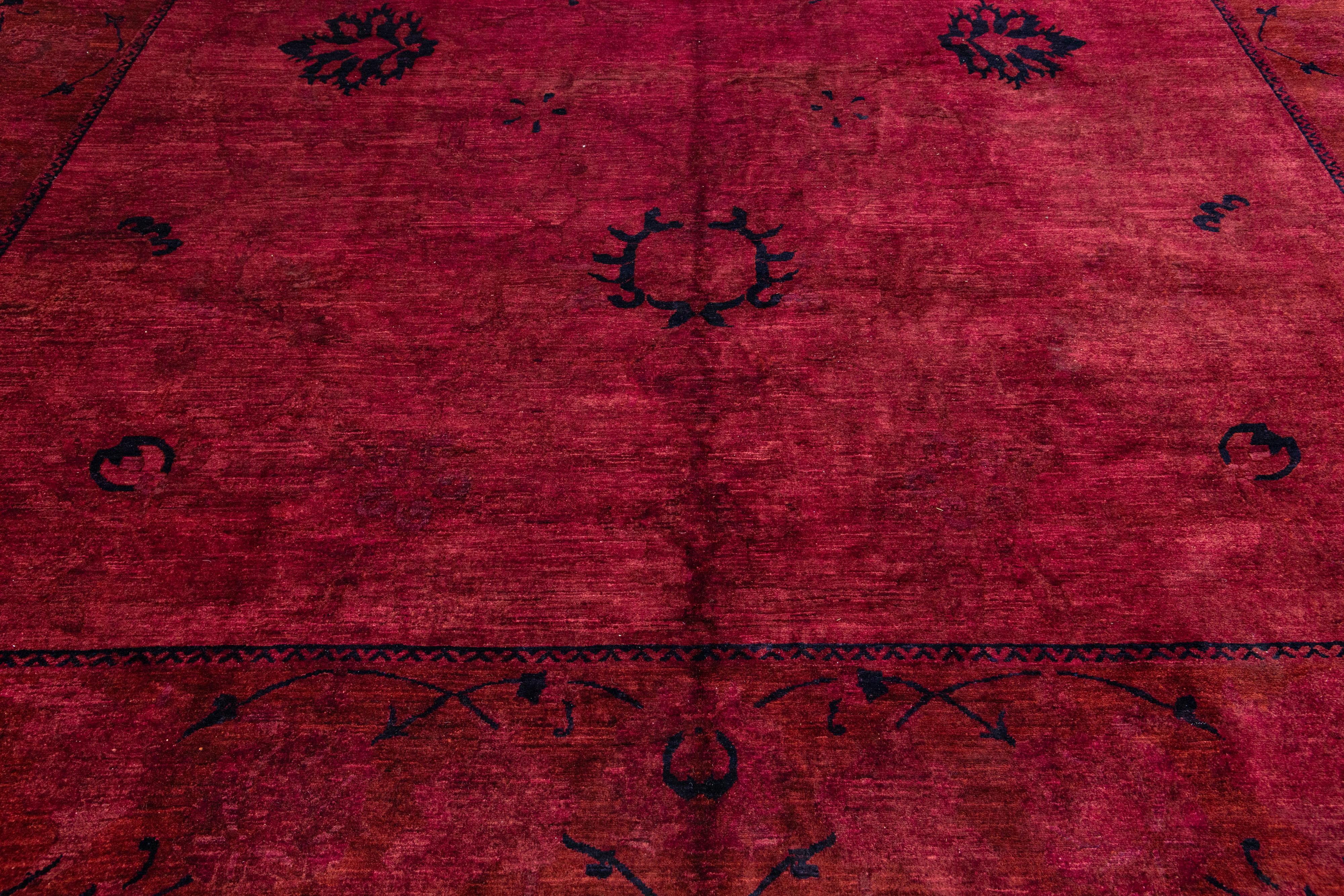Schöner handgeknüpfter Wollteppich im Transitional-Stil mit rotem Feld. Dieses Stück hat dunkle Akzente und ist mit einem wunderschönen Blumenmuster verziert.

Dieser Teppich misst 12'1