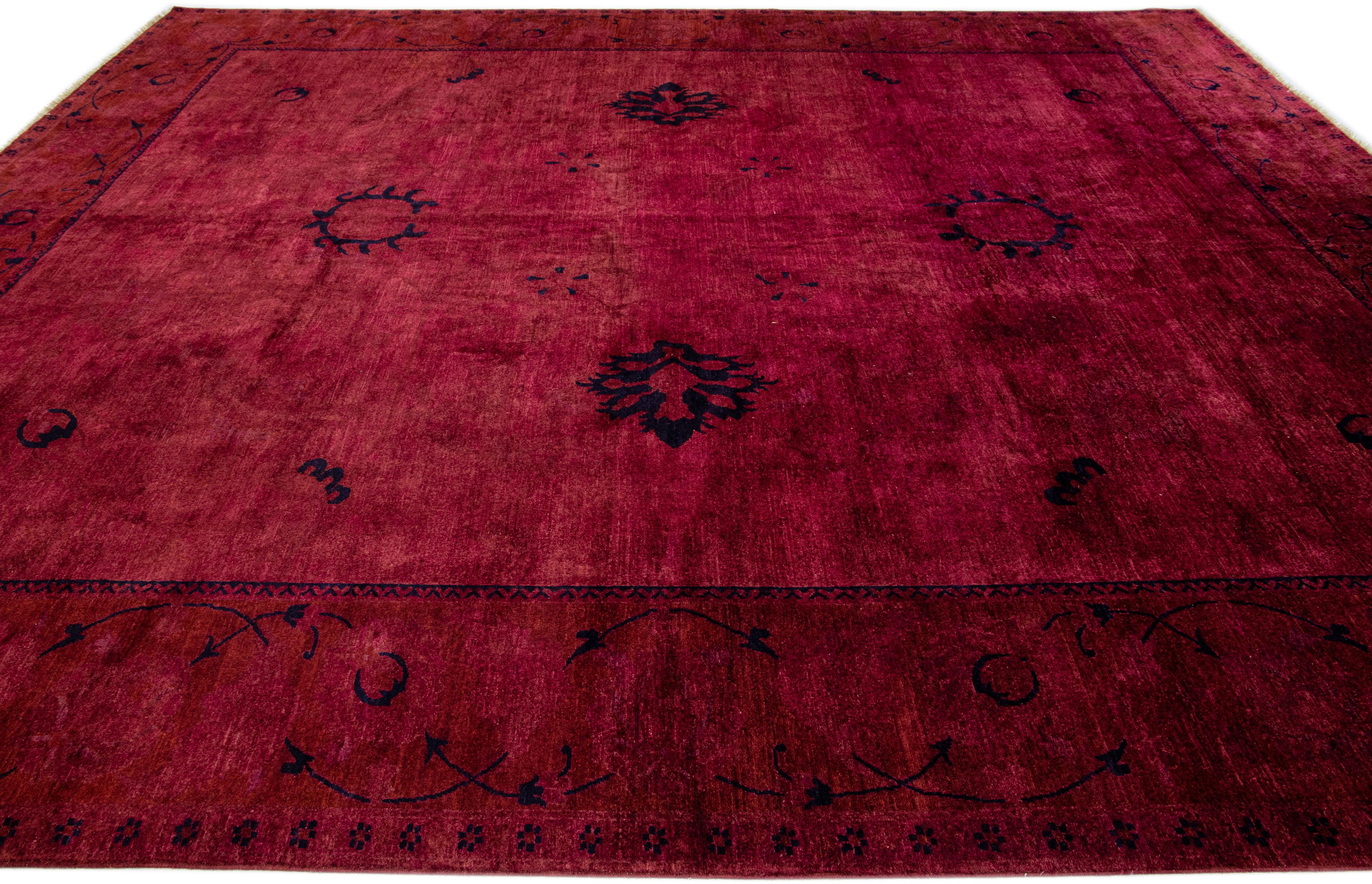 Handgefertigter Übergangs-Wollteppich mit Blumenmotiv in Rot (Pakistanisch) im Angebot
