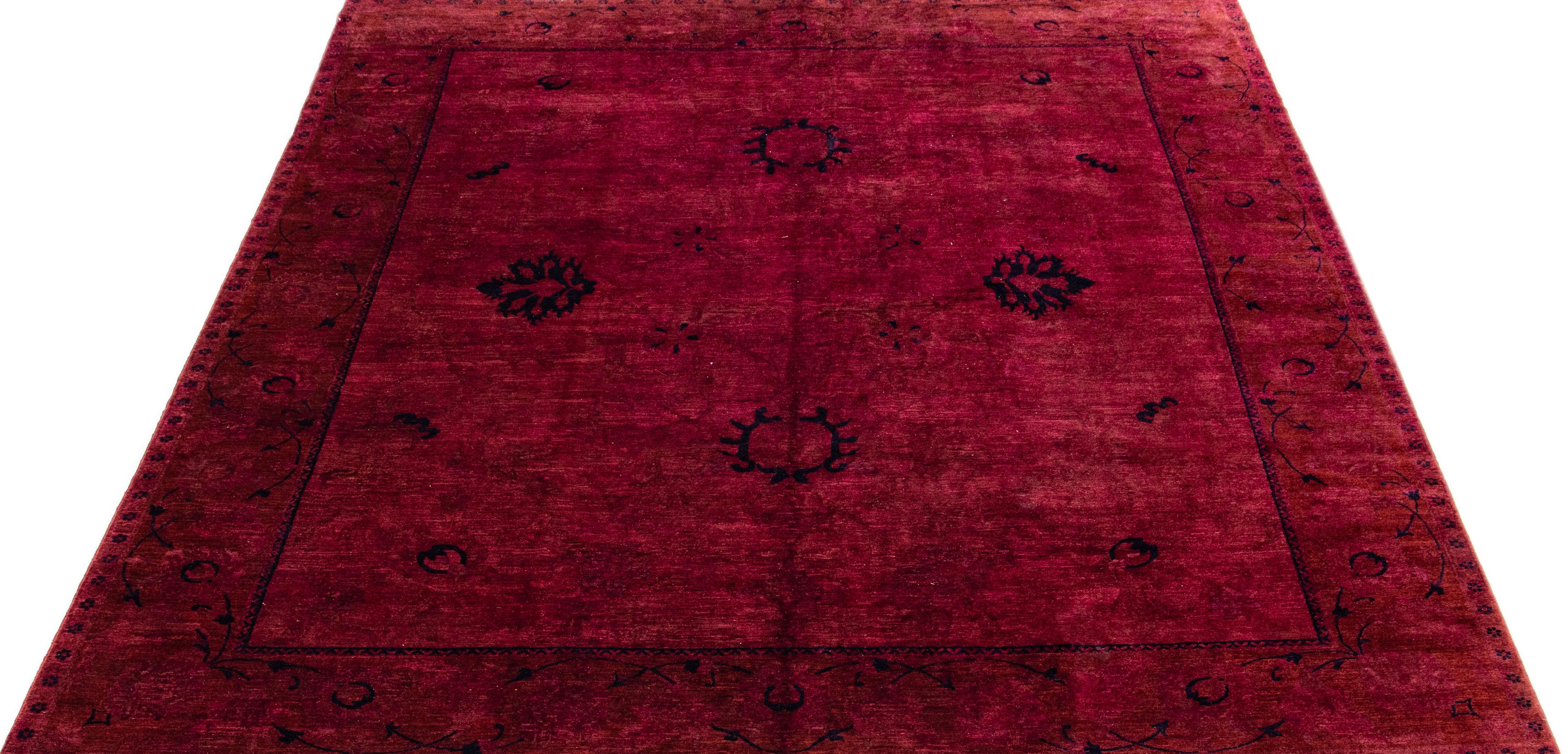 Handgefertigter Übergangs-Wollteppich mit Blumenmotiv in Rot (Handgeknüpft) im Angebot