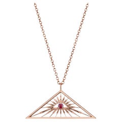 Collar colgante hecho a mano con ojo de triángulo y rubí redondo rojo en oro rosa de 14 quilates