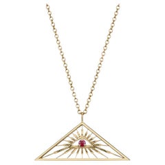 Collar Colgante Ojo de Triángulo hecho a mano con Rubí Redondo Rojo en Oro Amarillo de 14Kt