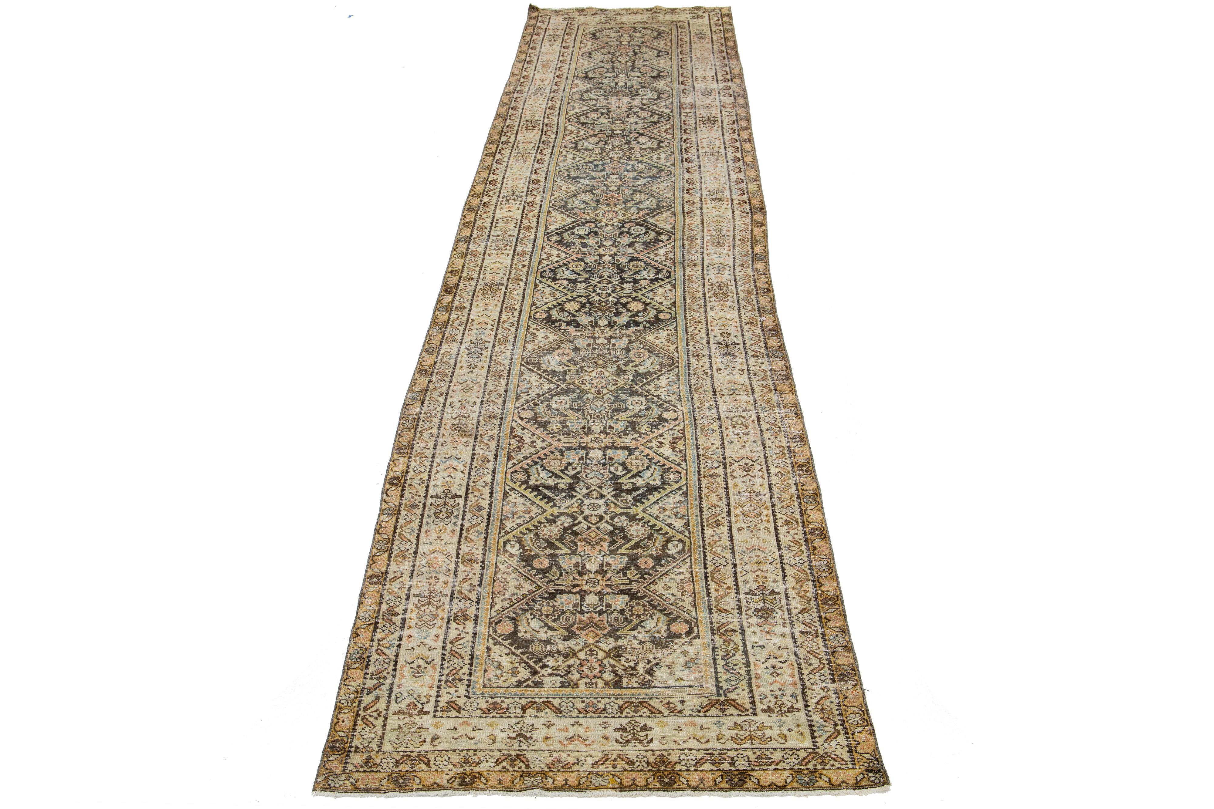 Magnifique ancien tapis de course persan Malayer avec un champ beige. Cette pièce présente des accents multicolores et un motif floral tribal. 

Ce tapis mesure 3'6