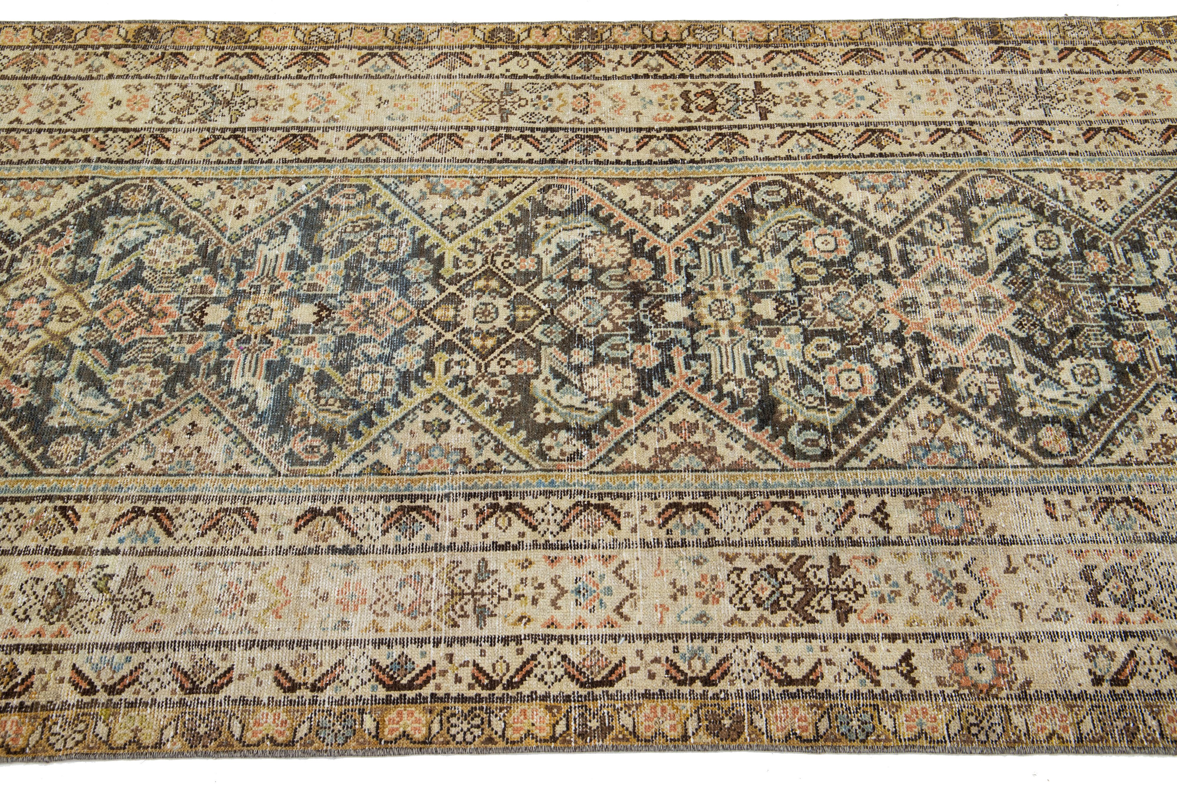 Noué à la main Tapis de couloir tribal antique Malayer fait à la main avec des accents multicolores en vente