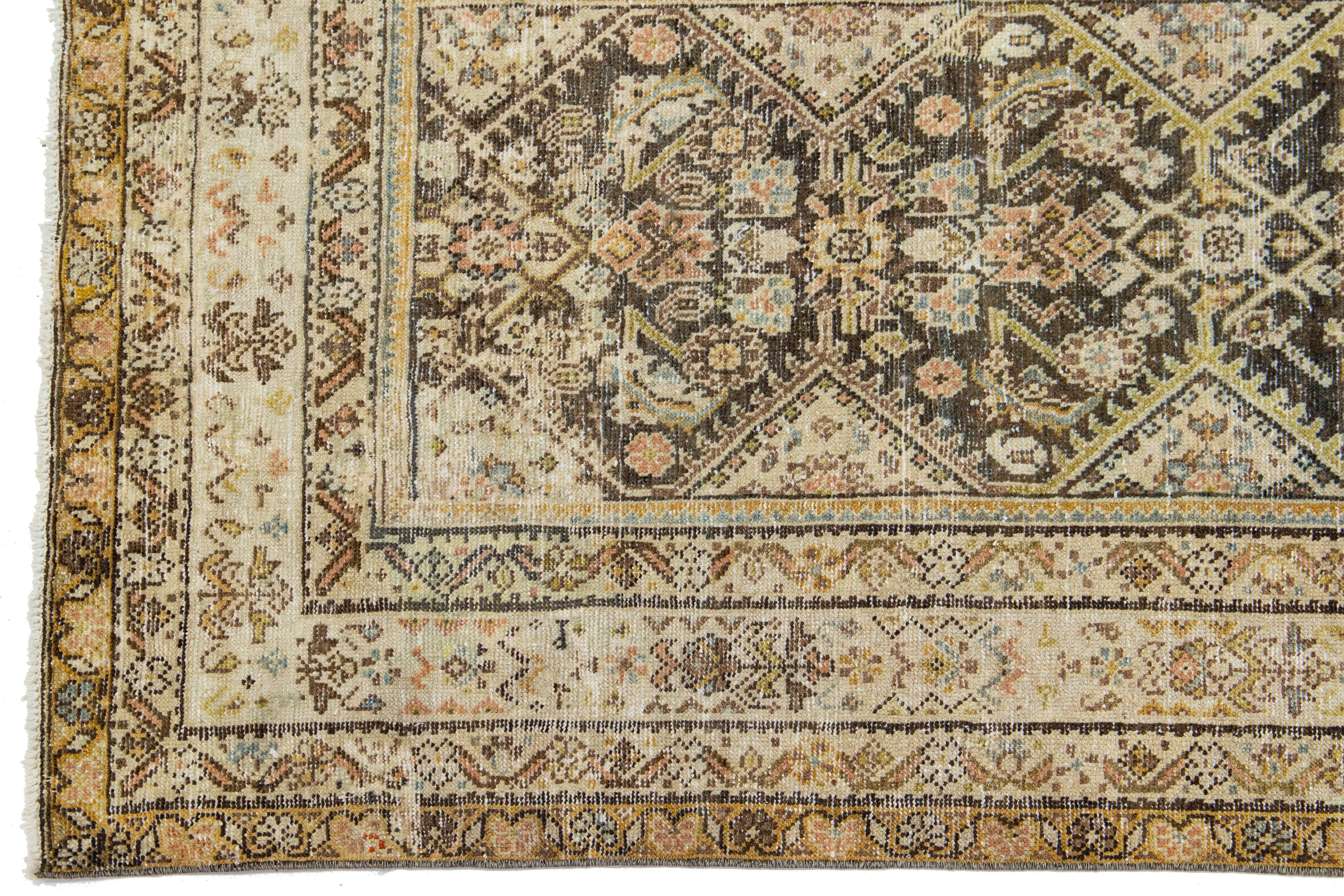 Tapis de couloir tribal antique Malayer fait à la main avec des accents multicolores Bon état - En vente à Norwalk, CT