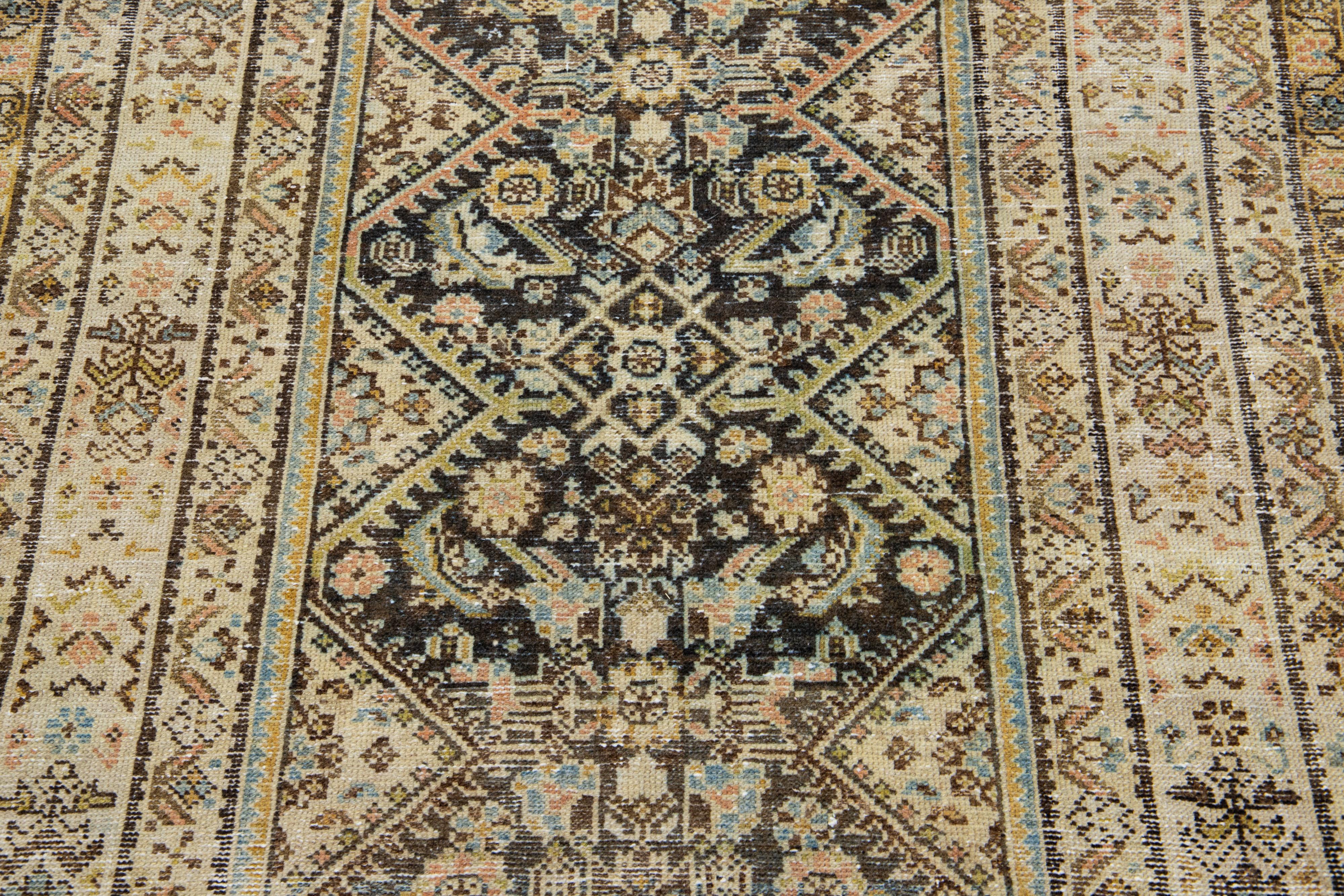 20ième siècle Tapis de couloir tribal antique Malayer fait à la main avec des accents multicolores en vente