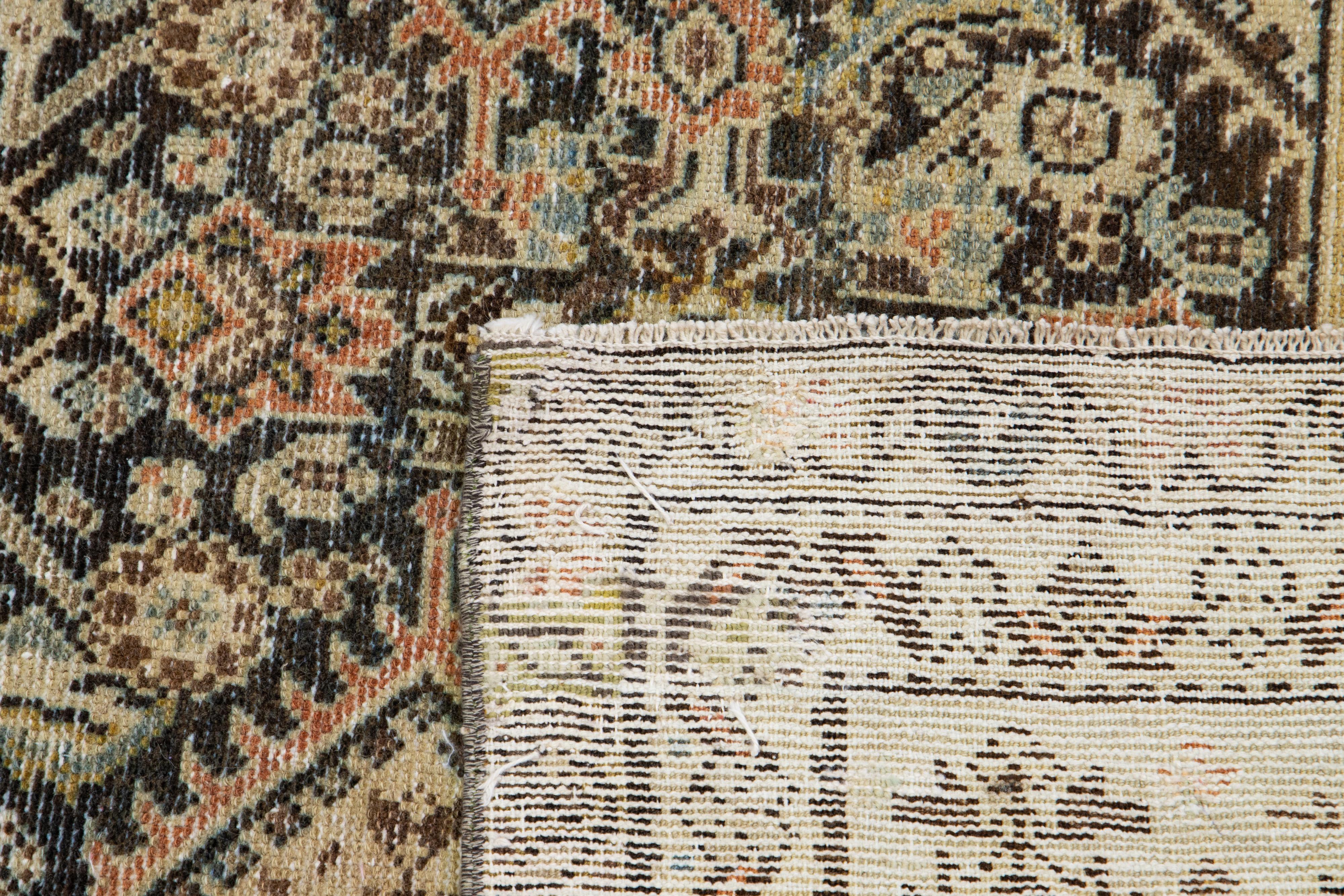 Tapis de couloir tribal antique Malayer fait à la main avec des accents multicolores en vente 2