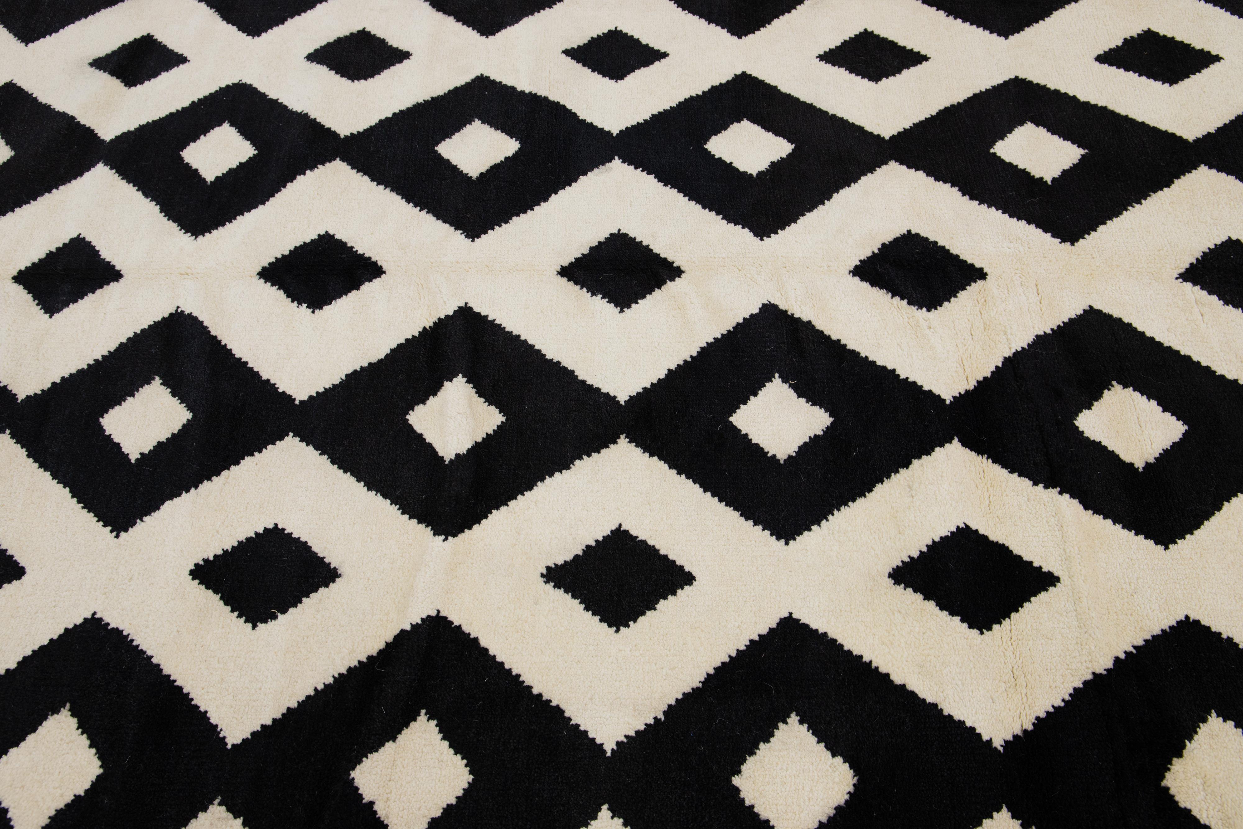 Indian Handmade Tribal Moroccan Style Modern Wool Rug With Ivory and Black Design For Sale