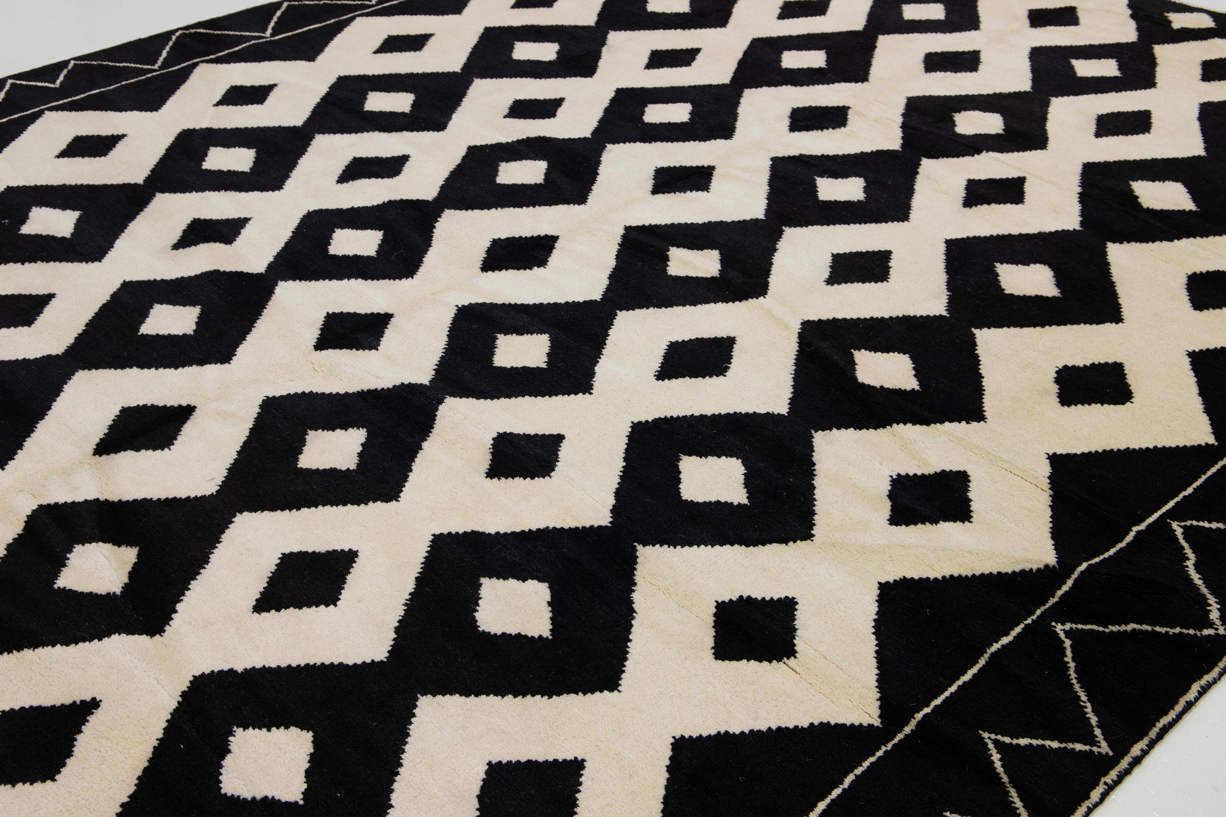 Hand-Knotted Handmade Tribal Moroccan Style Modern Wool Rug With Ivory and Black Design For Sale