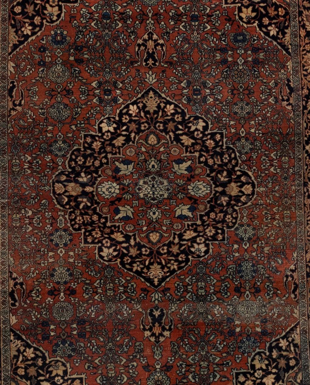 Le tapis floral Tribal Red Blue est un superbe tapis oriental qui se caractérise par une toile de fond florale parfaitement synchronisée et une pièce maîtresse florale extraordinaire. Ses couleurs riches et son aspect vintage en font une pièce