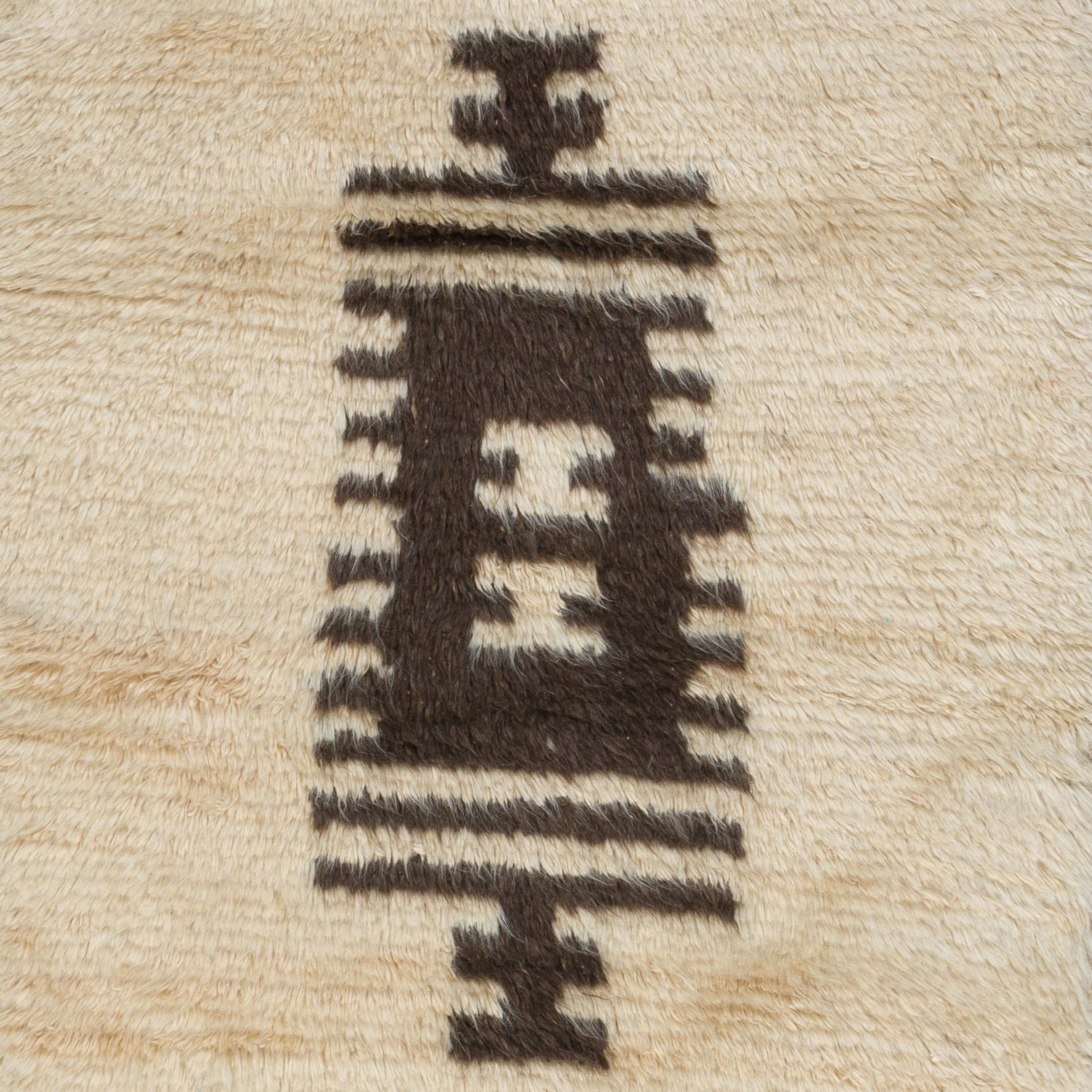 Transforma tu espacio con el discreto lujo de nuestra alfombra Tulu de estilo marroquí anudada a mano, inspirada en los diseños ricos en patrimonio de las tribus Beni Ourain. Esta alfombra es una celebración de la artesanía y la tradición, hecha