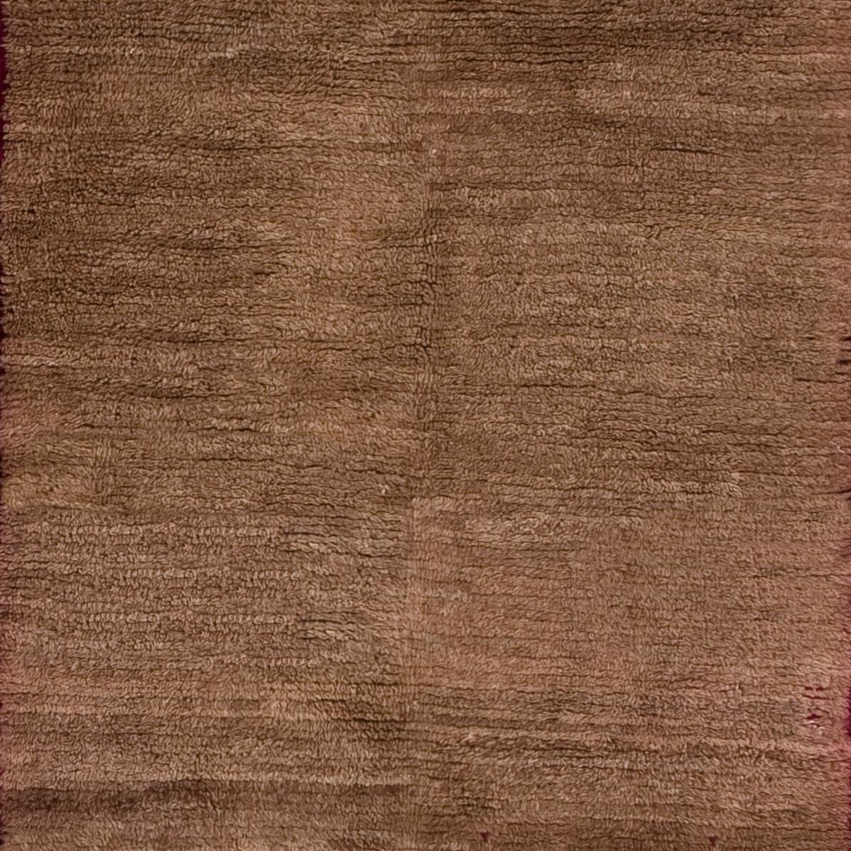 Handgeknüpfter Teppich mit braunem Feld und roter Bordüre. 100% Wolle. Benutzerdefinierte Optionen sind verfügbar. (21. Jahrhundert und zeitgenössisch) im Angebot