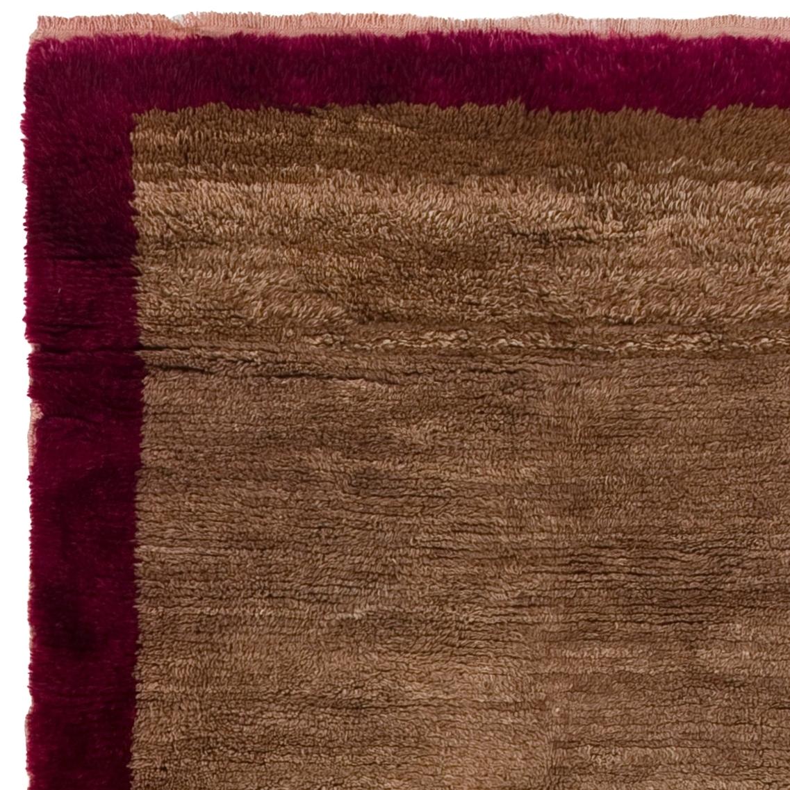 Alfombra Tulu hecha a mano con campo marrón y borde rojo. 100% lana. Opciones personalizadas Aval. Turco en venta