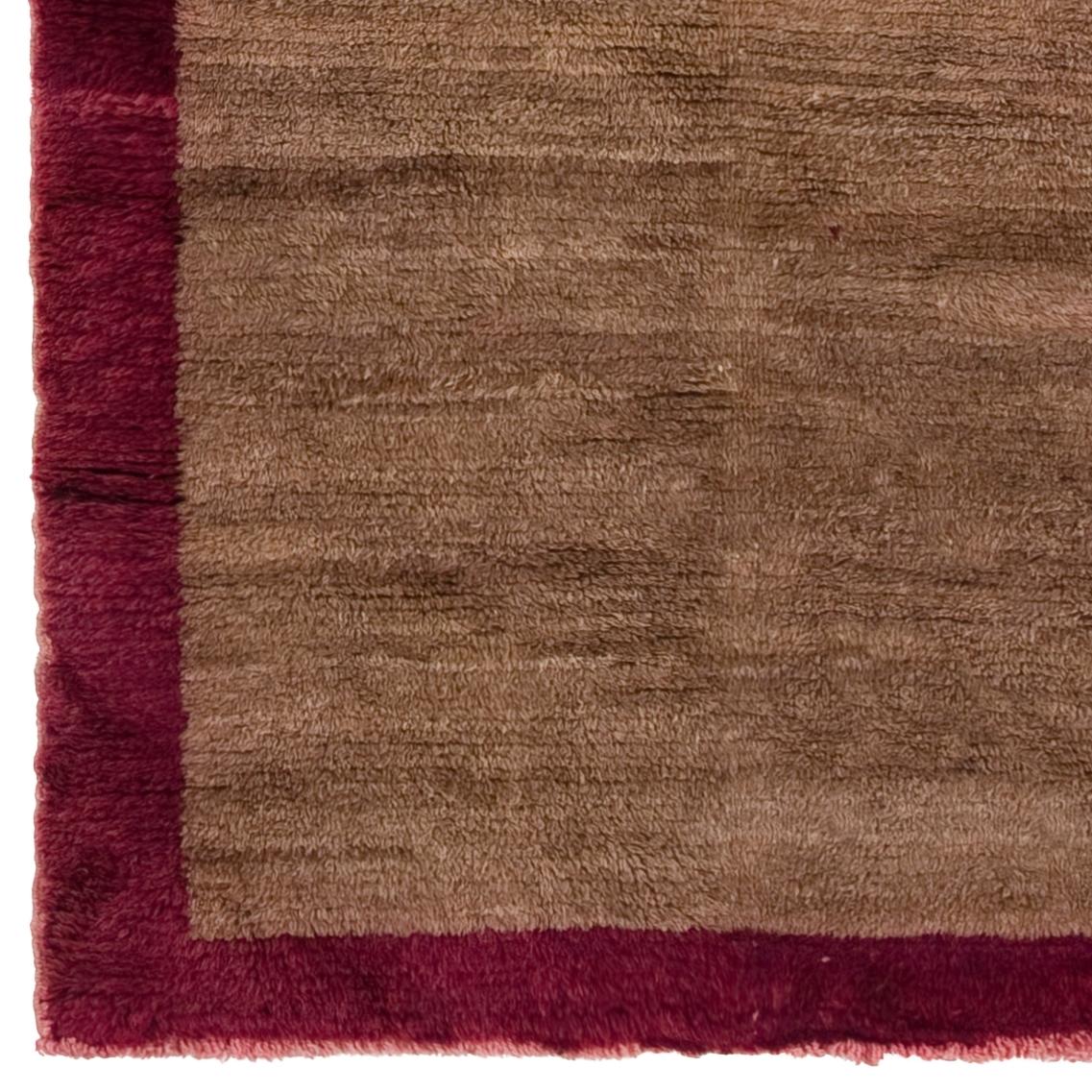 Handgeknüpfter Teppich mit braunem Feld und roter Bordüre. 100% Wolle. Benutzerdefinierte Optionen sind verfügbar. im Angebot 3