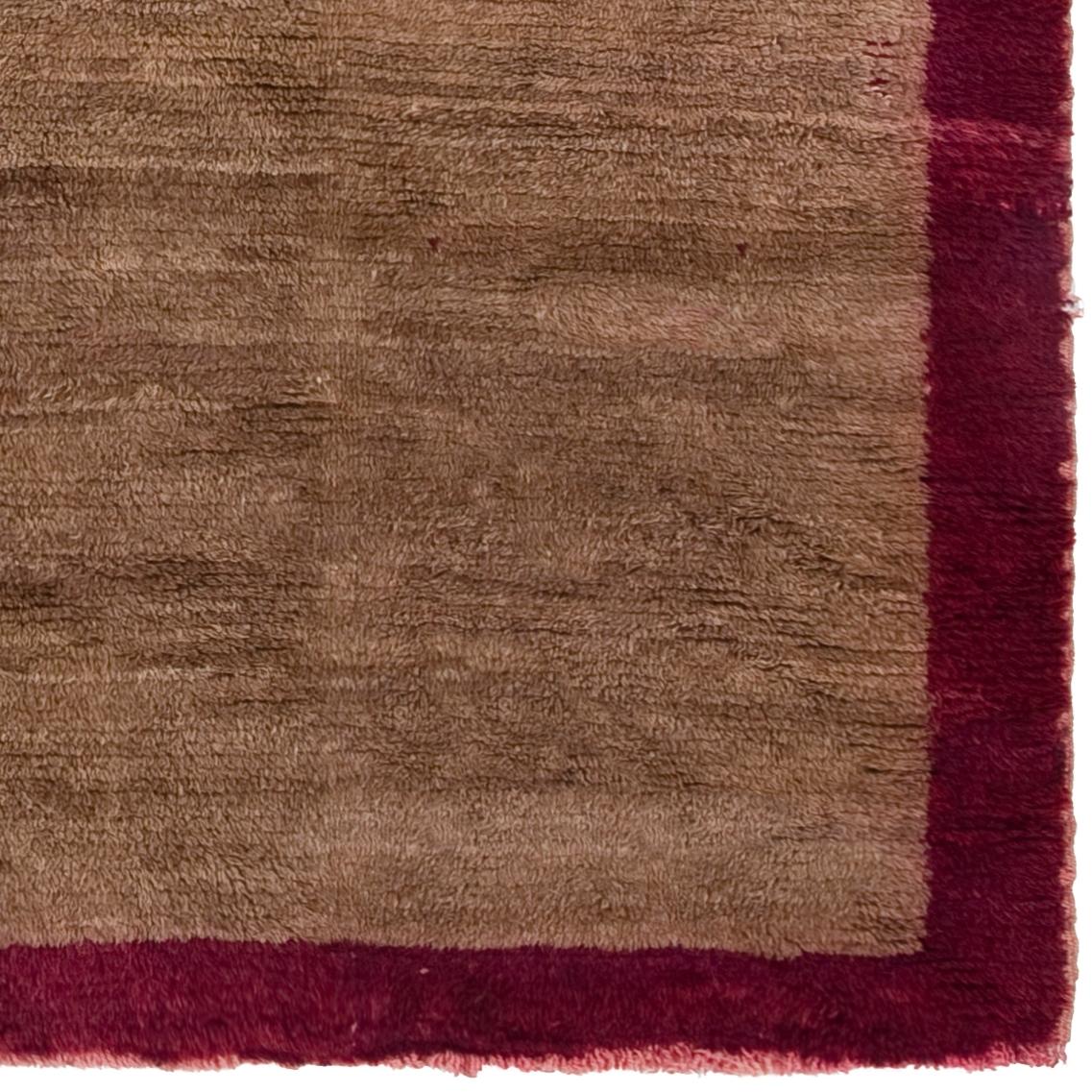 Handgeknüpfter Teppich mit braunem Feld und roter Bordüre. 100% Wolle. Benutzerdefinierte Optionen sind verfügbar. im Angebot 4