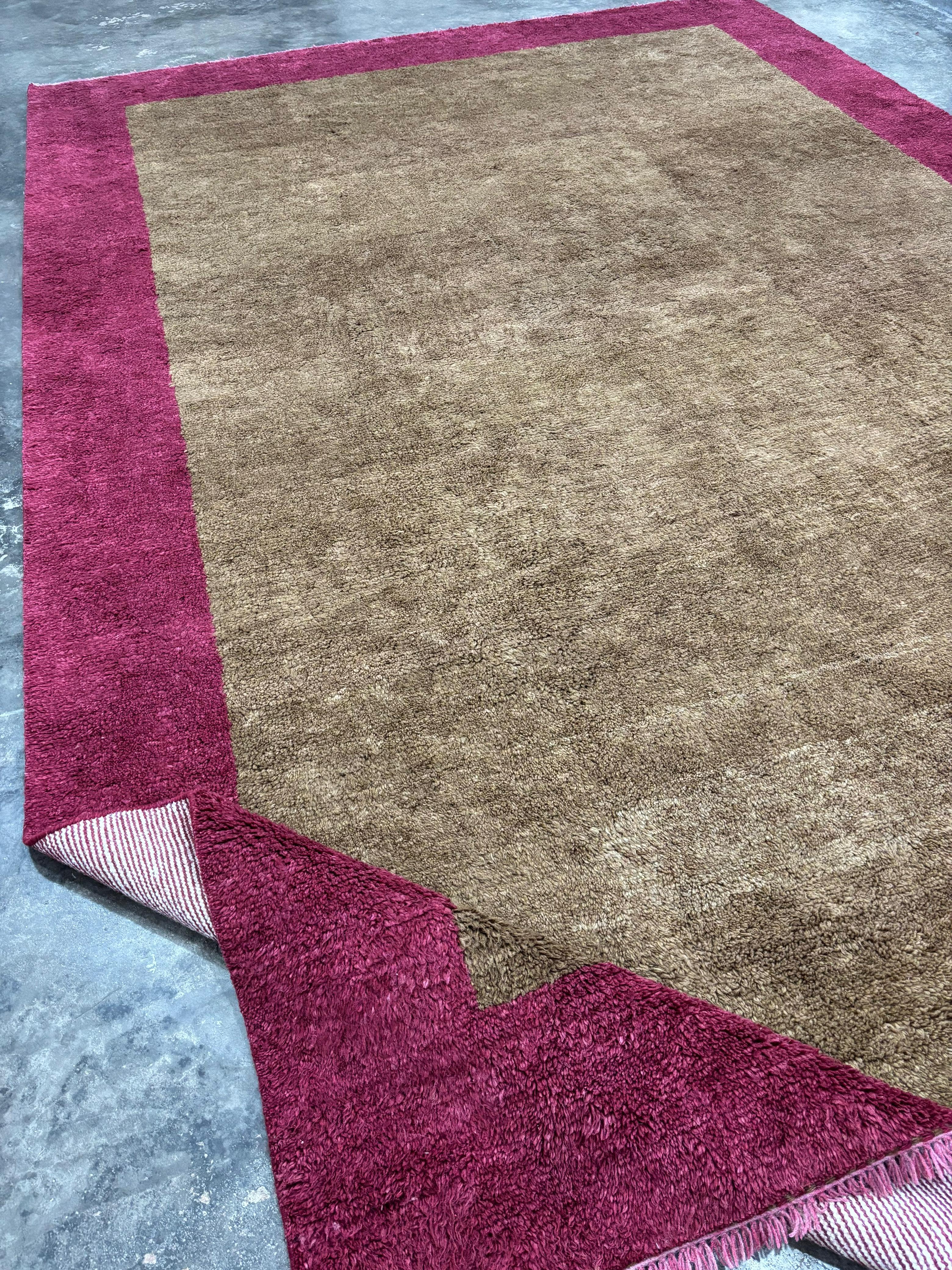 Handgeknüpfter Teppich mit braunem Feld und roter Bordüre. 100% Wolle. Benutzerdefinierte Optionen sind verfügbar. (Moderne) im Angebot