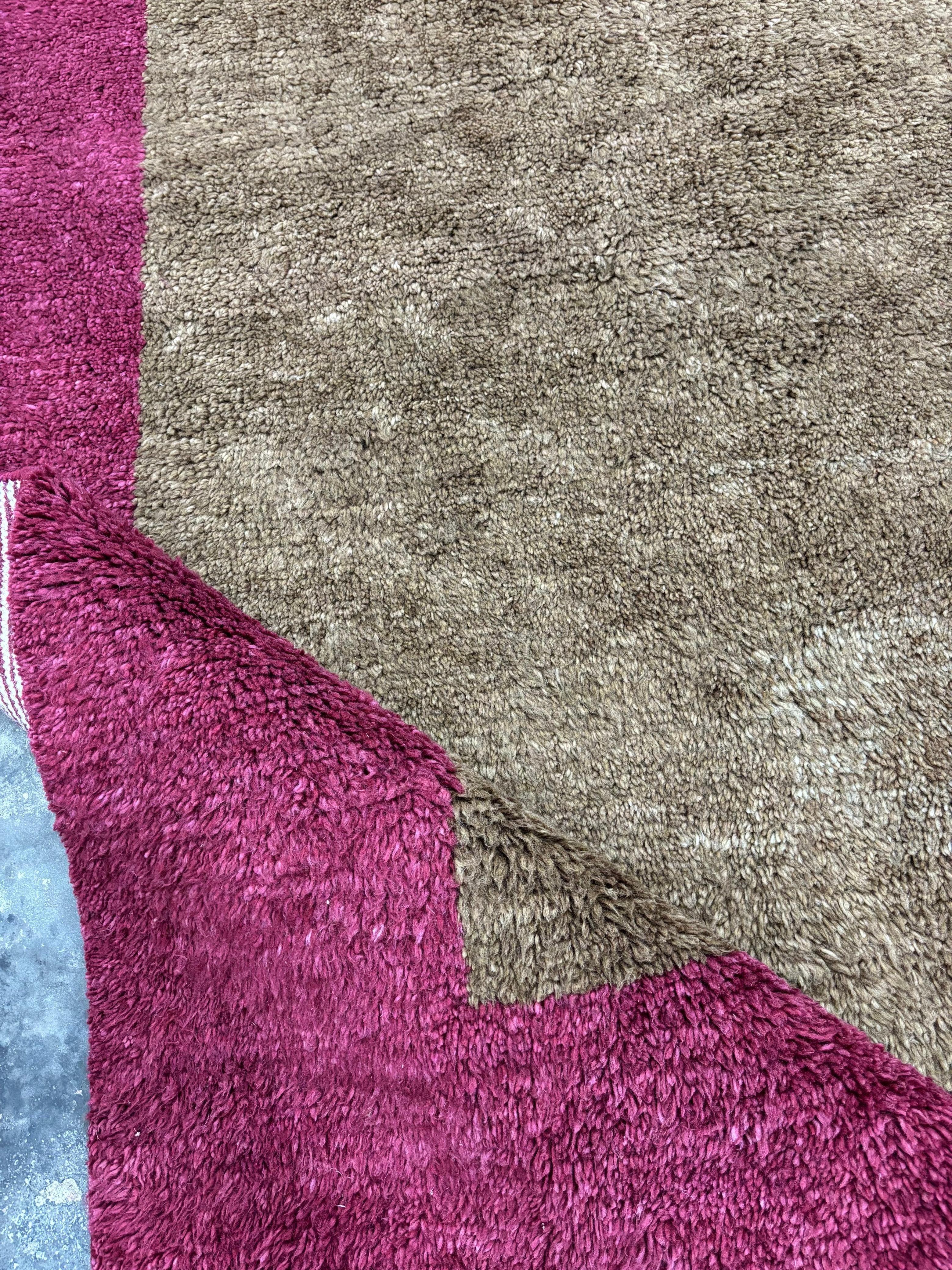 Handgeknüpfter Teppich mit braunem Feld und roter Bordüre. 100% Wolle. Benutzerdefinierte Optionen sind verfügbar. im Zustand „Neu“ im Angebot in Spring Valley, NY