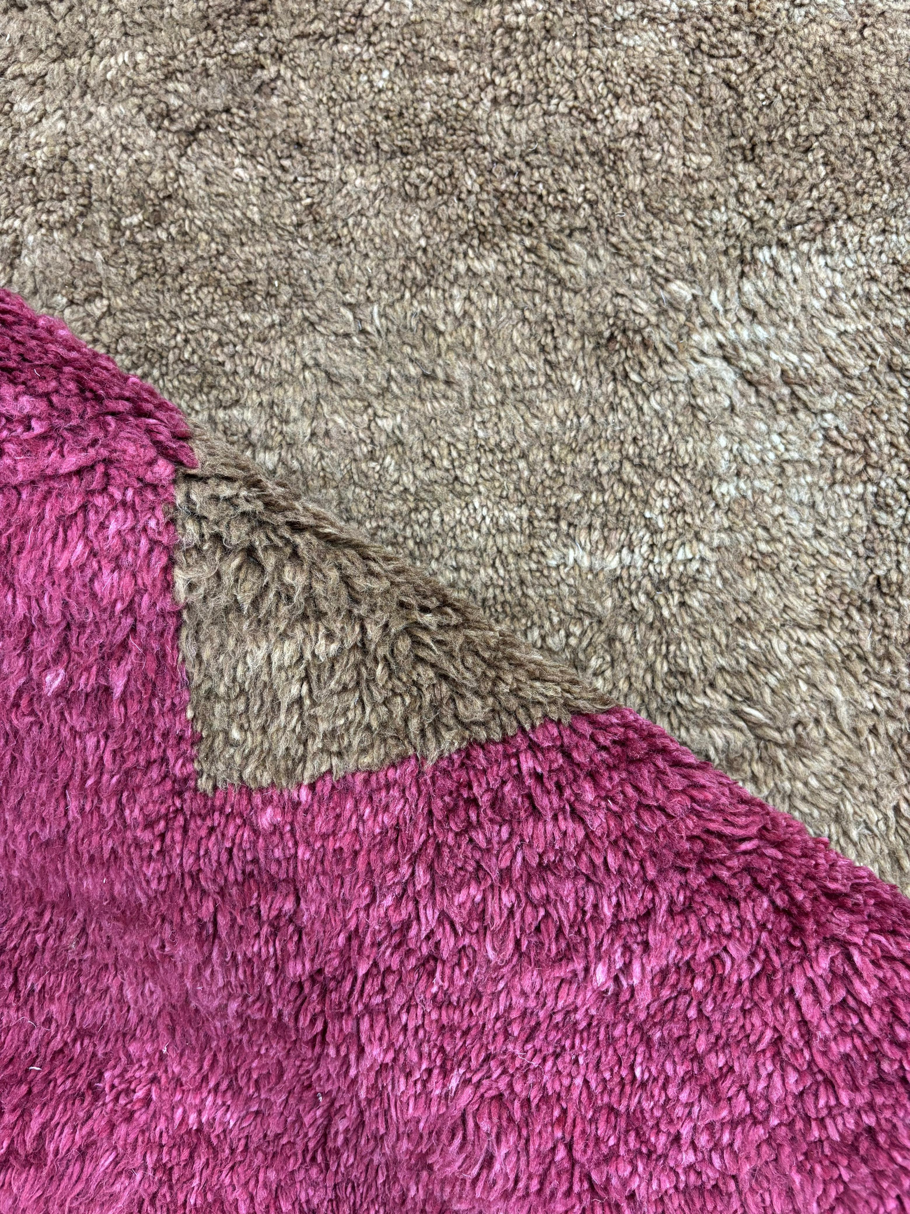 Handgeknüpfter Teppich mit braunem Feld und roter Bordüre. 100% Wolle. Benutzerdefinierte Optionen sind verfügbar. (Türkisch) im Angebot