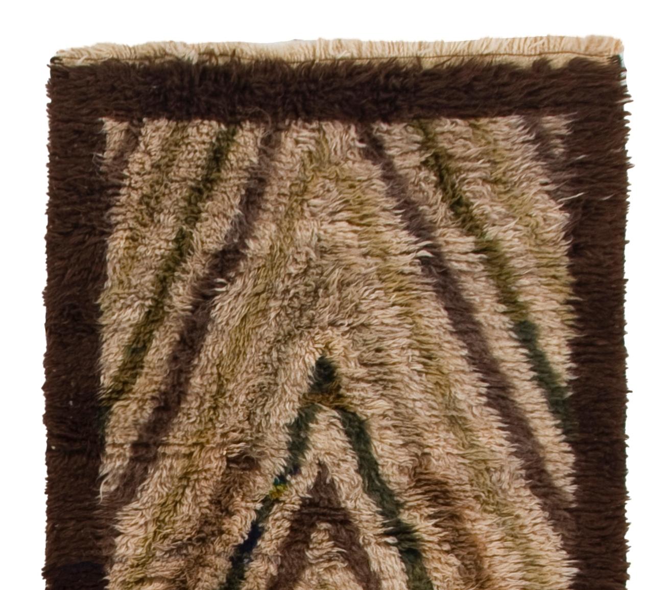 Transforma tu espacio con el discreto lujo de nuestra alfombra Tulu de estilo marroquí anudada a mano, inspirada en los diseños ricos en patrimonio de las tribus Beni Ourain. Esta alfombra es una celebración de la artesanía y la tradición, hecha