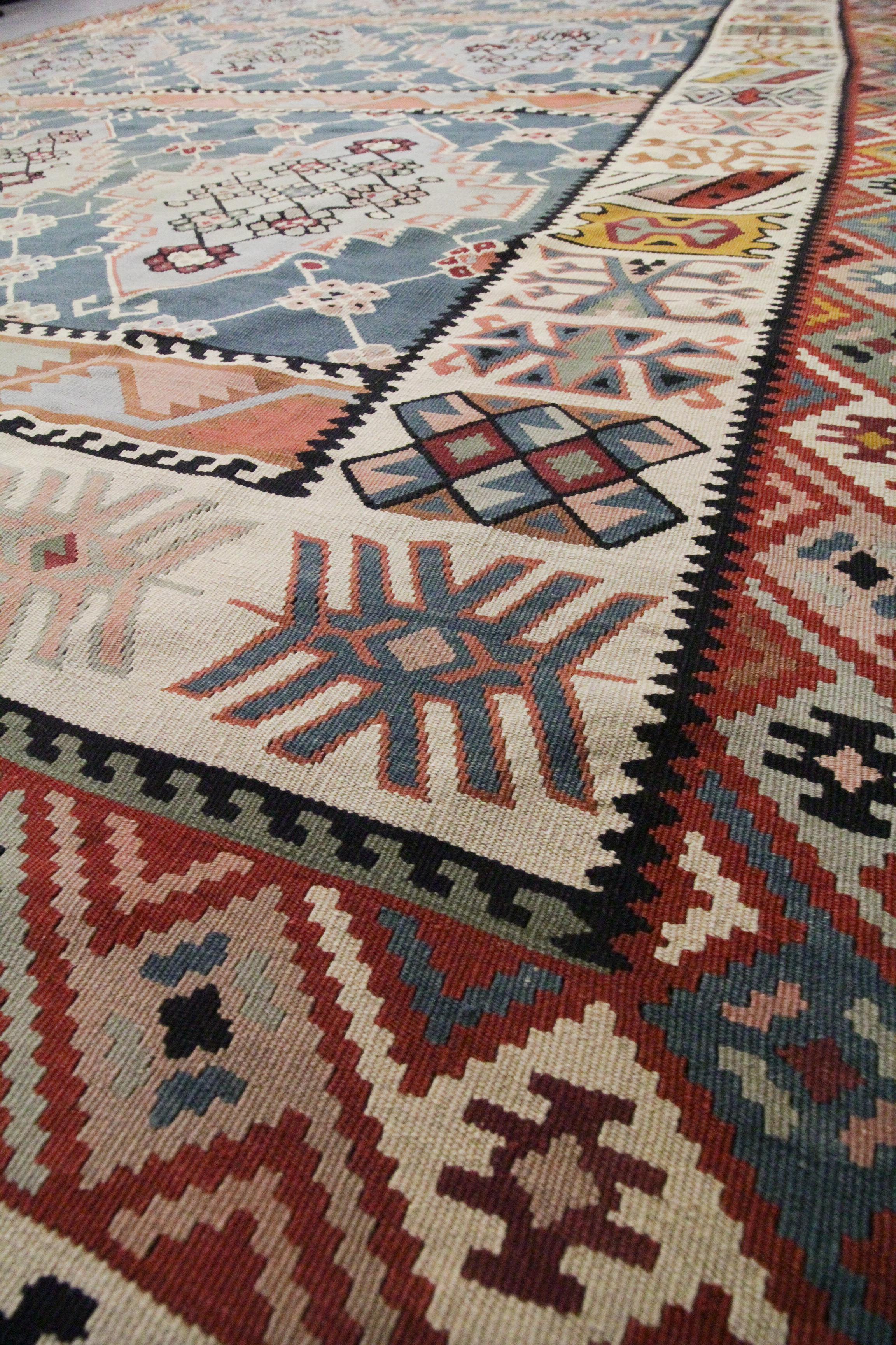 Handmade Turkish Antique Kilim Rug Traditional Flat Woven Wool Carpet In Excellent Condition For Sale In Hampshire, GB