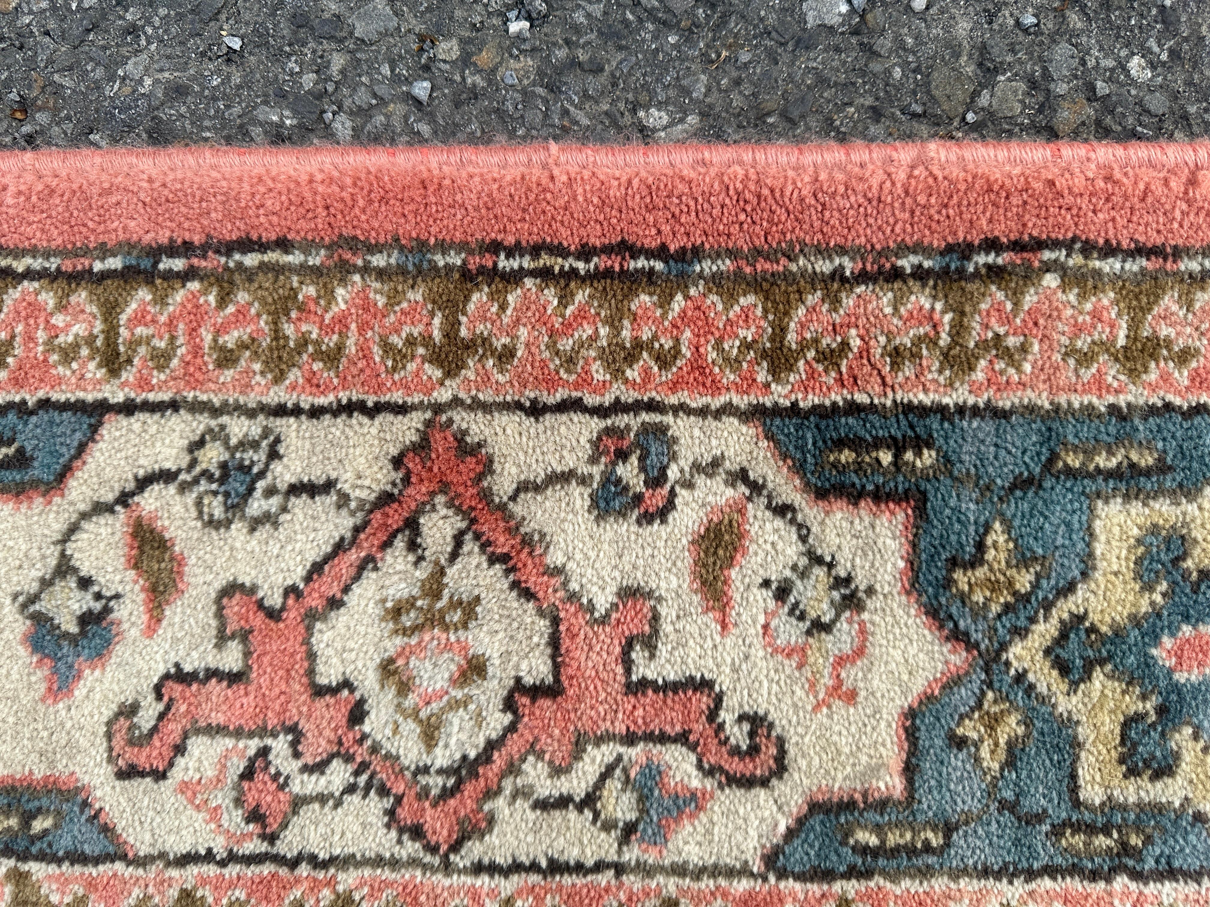 Tapis turc Bergama Karastan des années 1980 - W5234

Il s'agit d'un tapis Karastan vintage avec un design Bergama turc, modèle 737.  Fabriqué dans les années 1980, ce tapis est en excellent état et est composé à 100 % de laine peignée. (Dans les