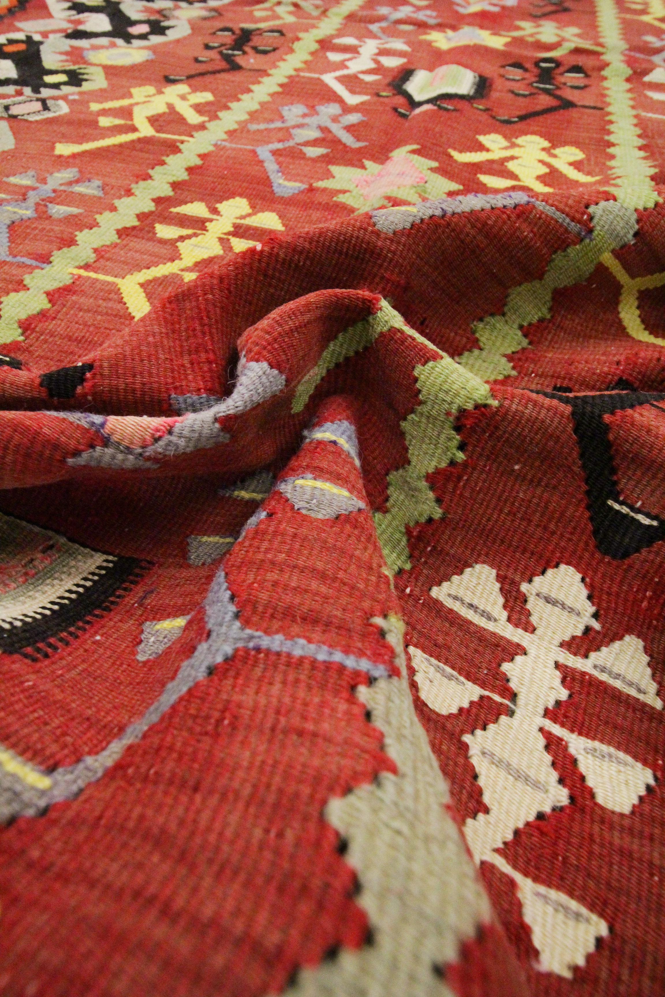 Handgefertigter Flachgewebter türkischer Kelim-Teppich aus traditioneller Wolle in Rostrot im Angebot 4