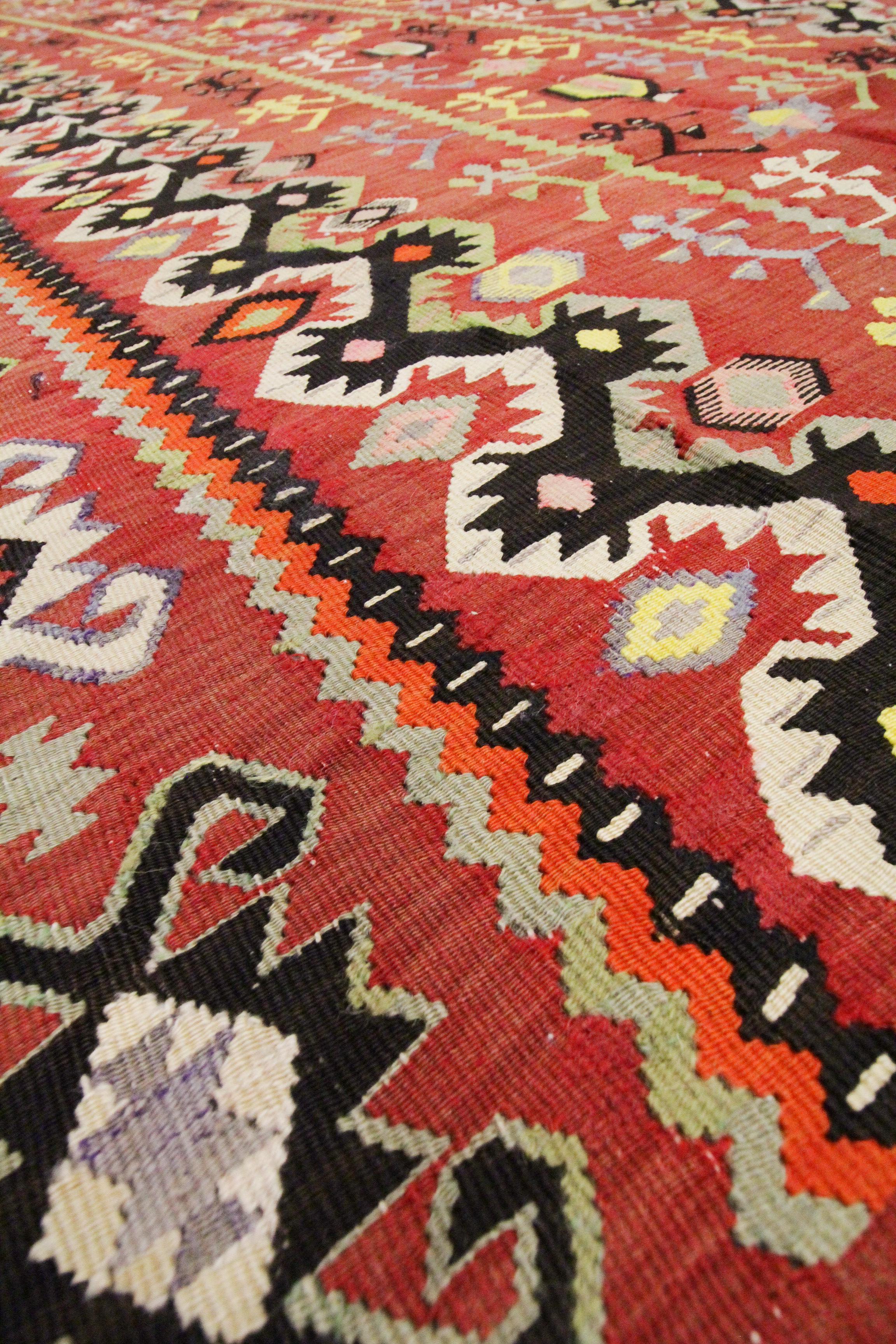 Handgefertigter Flachgewebter türkischer Kelim-Teppich aus traditioneller Wolle in Rostrot (Handgewebt) im Angebot