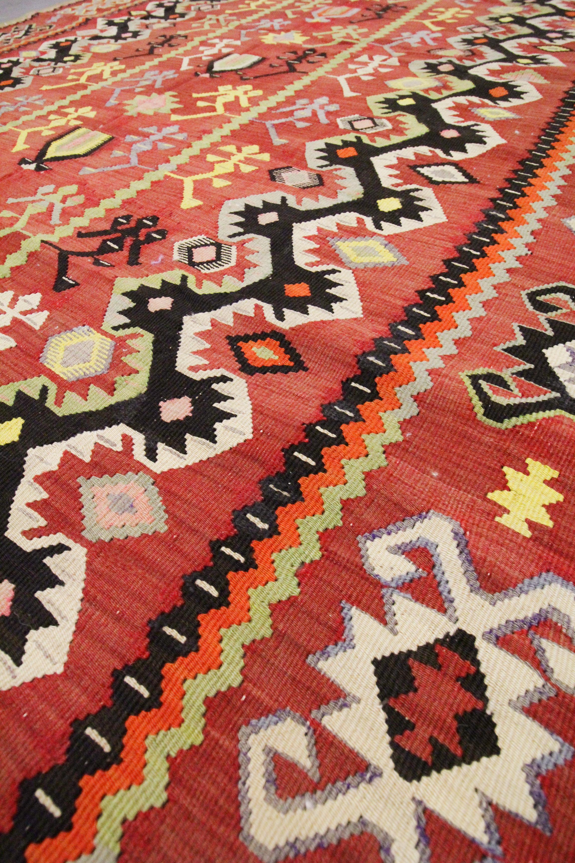 Handgefertigter Flachgewebter türkischer Kelim-Teppich aus traditioneller Wolle in Rostrot (Frühes 20. Jahrhundert) im Angebot