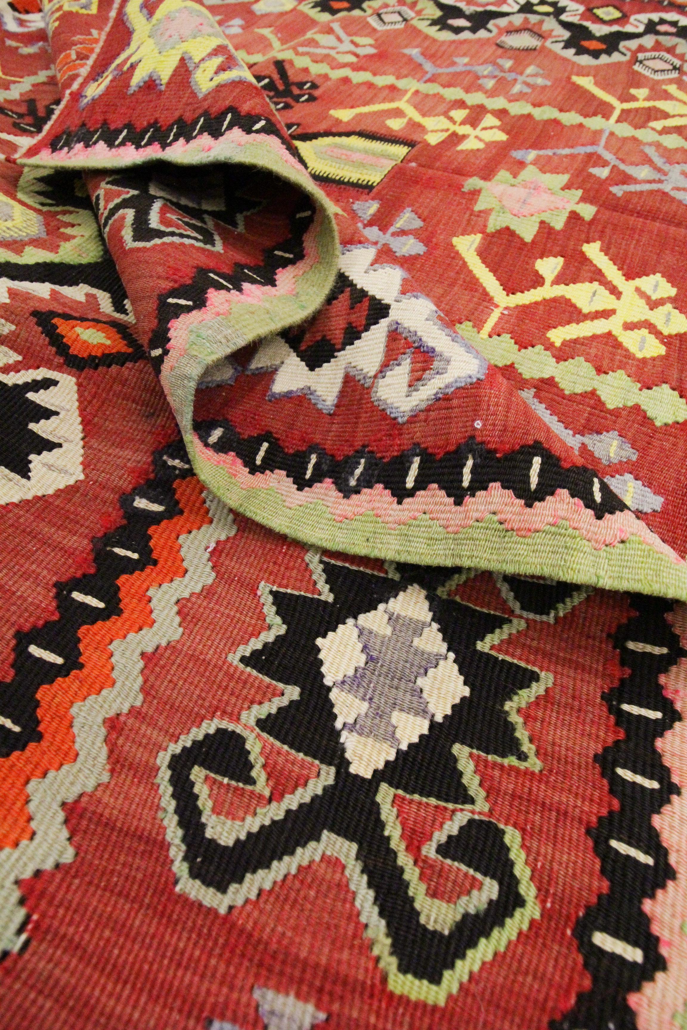 Handgefertigter Flachgewebter türkischer Kelim-Teppich aus traditioneller Wolle in Rostrot im Angebot 3