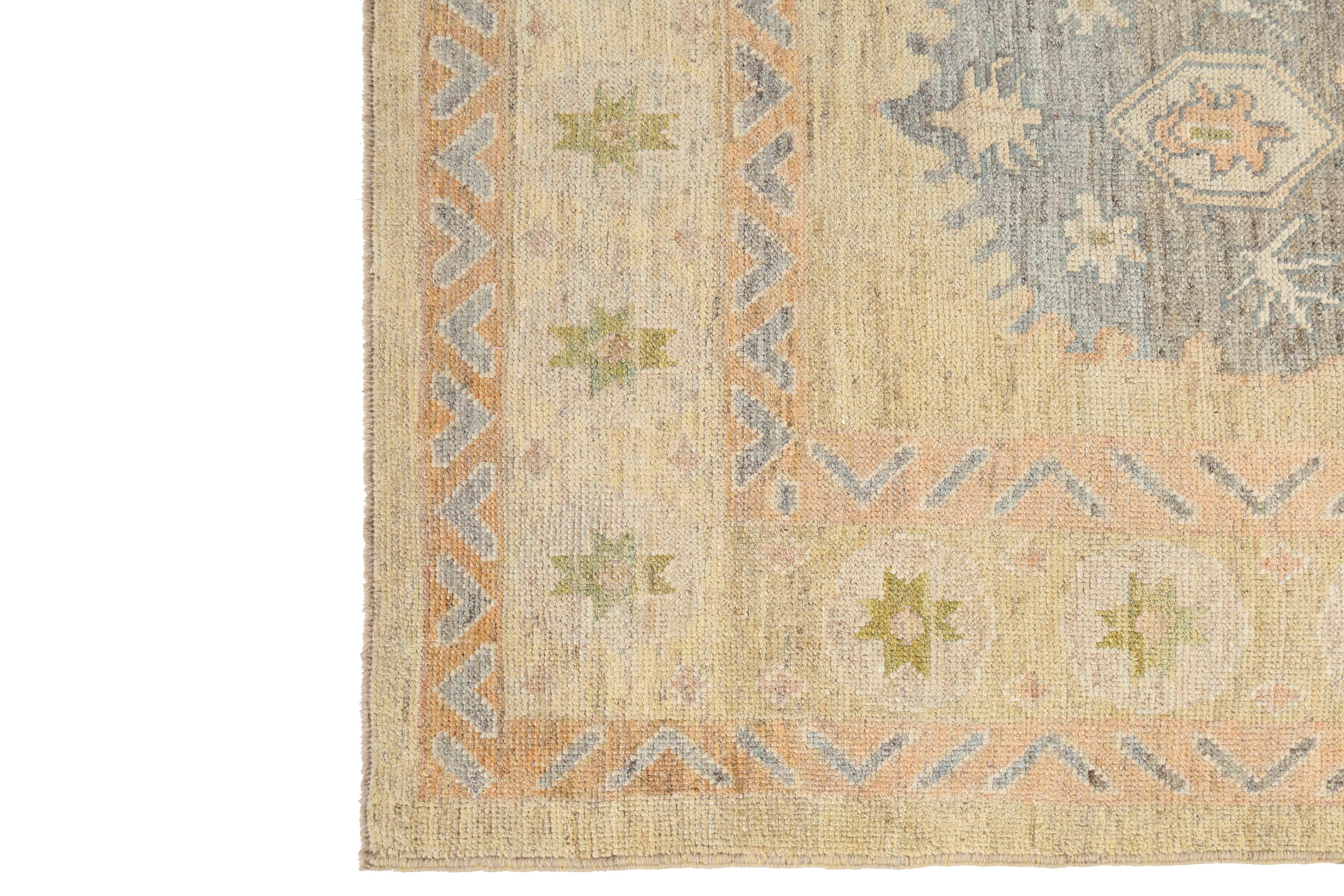 Handmade Turkish Oushak Rug - Beige Background with Natural Coloring For Sale 1
