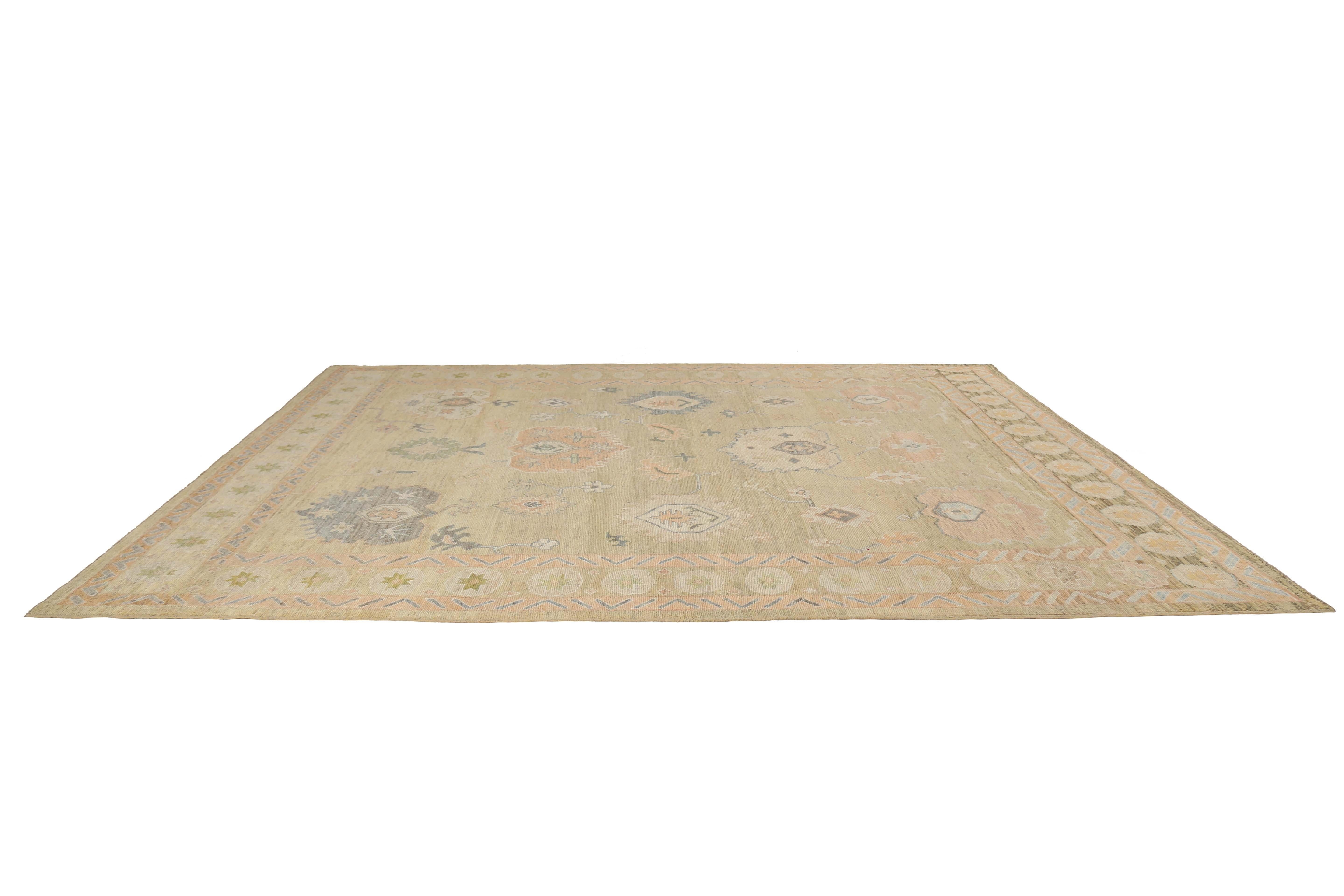 Handmade Turkish Oushak Rug - Beige Background with Natural Coloring For Sale 1