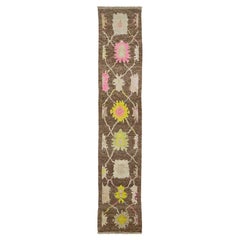 Chemin de table en laine turque Oushak, fait à la main, de couleur Brown, avec motifs floraux